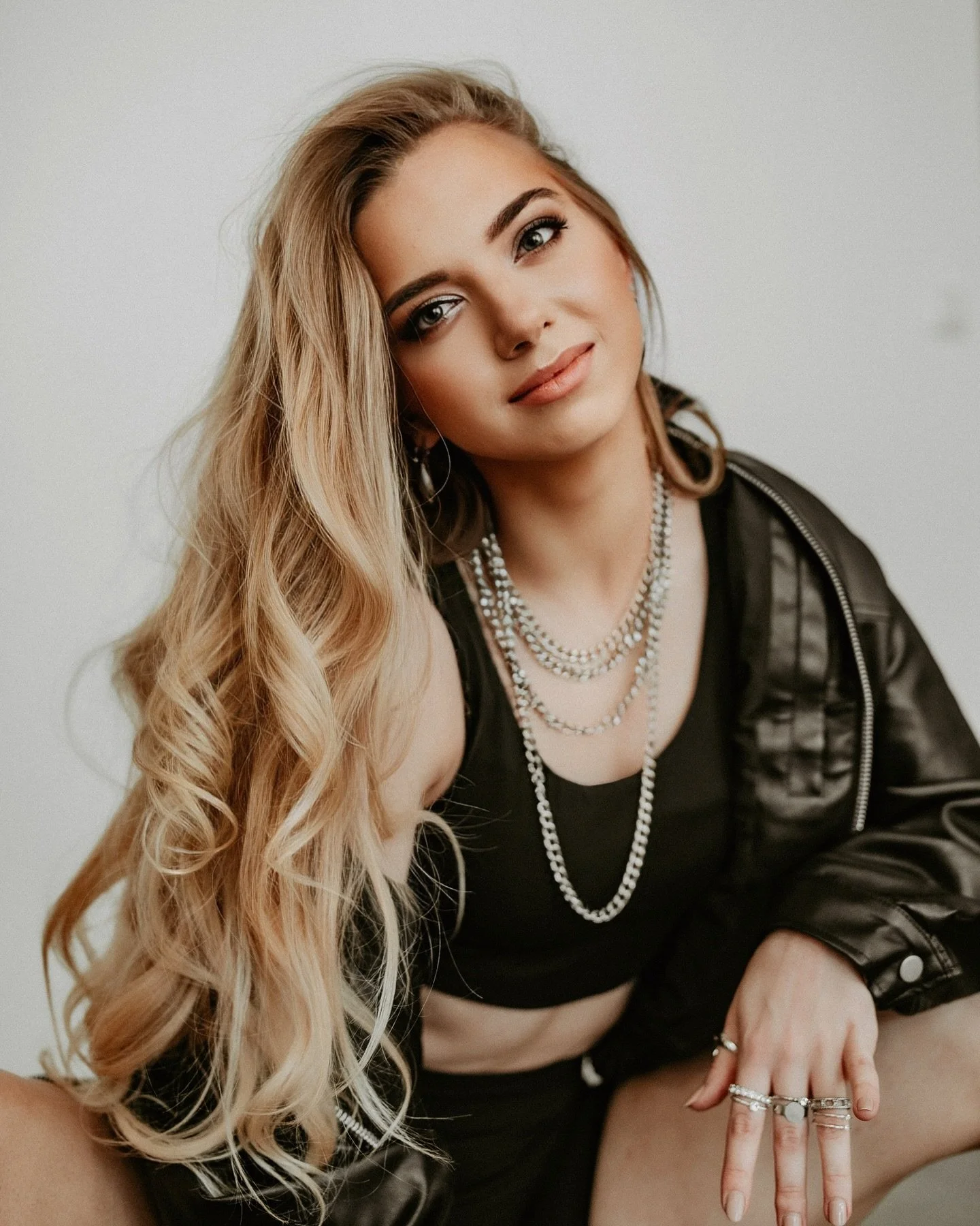 Smoky eye and soft curls for this fierce woman and cool photos by @maigiphotography 🤘
Model @lili_liinev 

#mua #makeup #makeupartist #lennelimakeup #smokyeye #photoshoot #portrait #woman #photosession #fierce #model #modelling #makeuplover