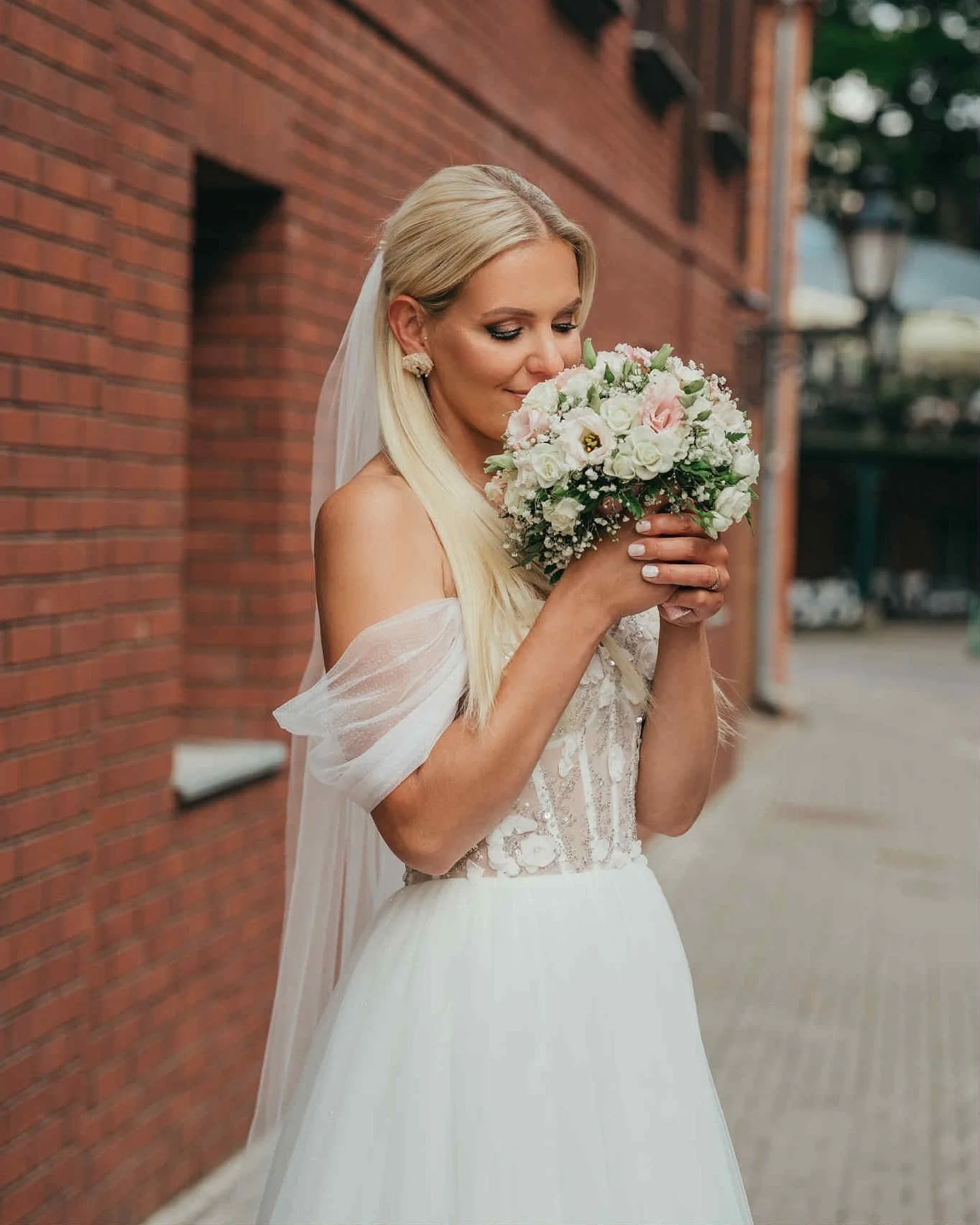 Tundsin end nagu printsess, meik oli hommikul veel hea🥺❤️ ait&auml;h Lenneli!❤️ nii tore oli Sinuga❤️
Foto @familiis 

#bride #bridal #bridalmakeup #wedding #pruut #pruudimeik #pulmad #pulm #pulmameik #pruudisoeng #bridalhair #lennelimakeup