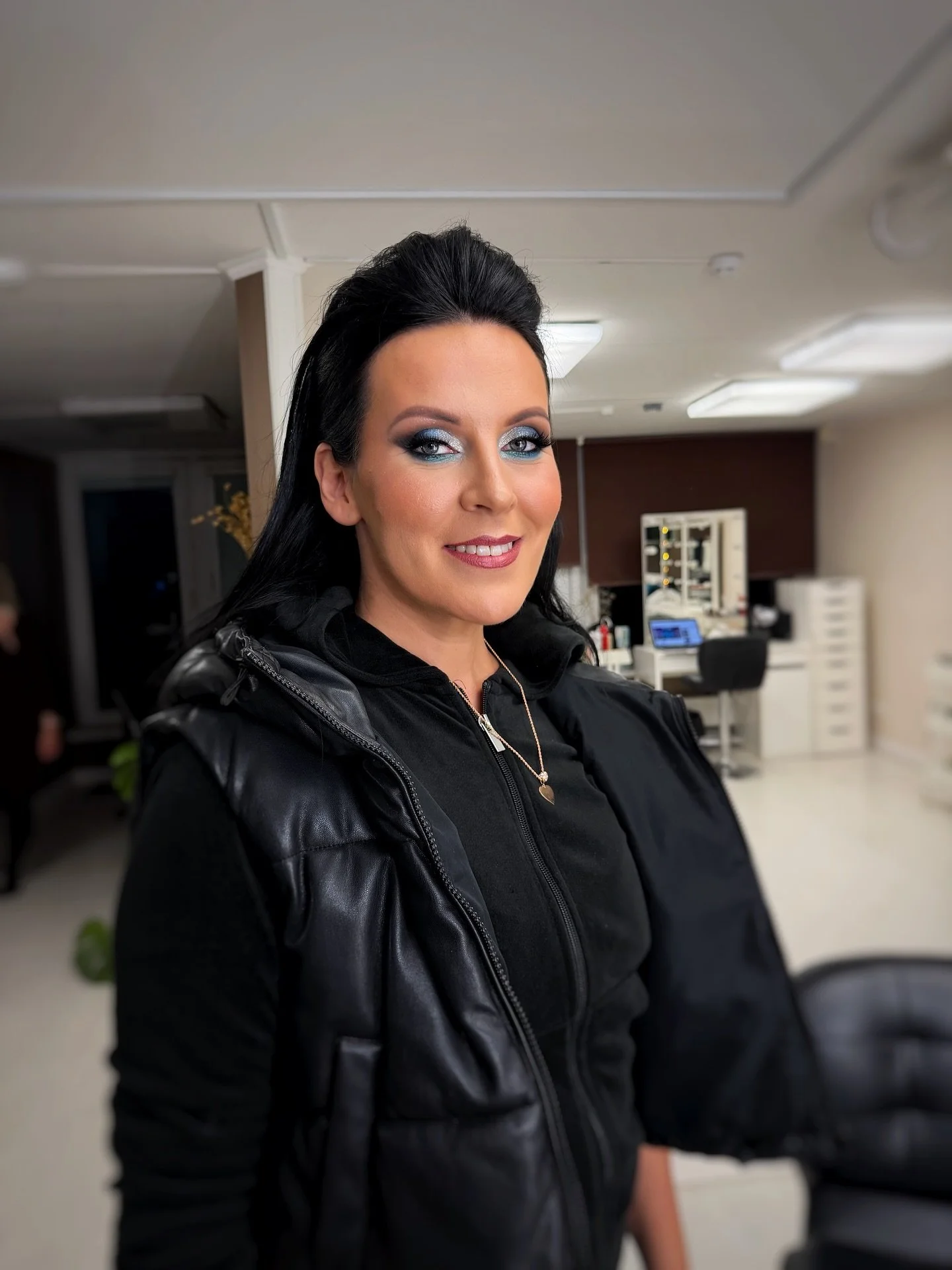 &Uuml;ks ja ainus mega vinge naine @katre.sepp 
Lavajumestus ja soeng @peobandroxy juubeliks 🥂🤩

#makeup #meik #jumestus #jumestustartus #jumestajatartus #stagemakeup #peob&auml;ndroxy #fullglam