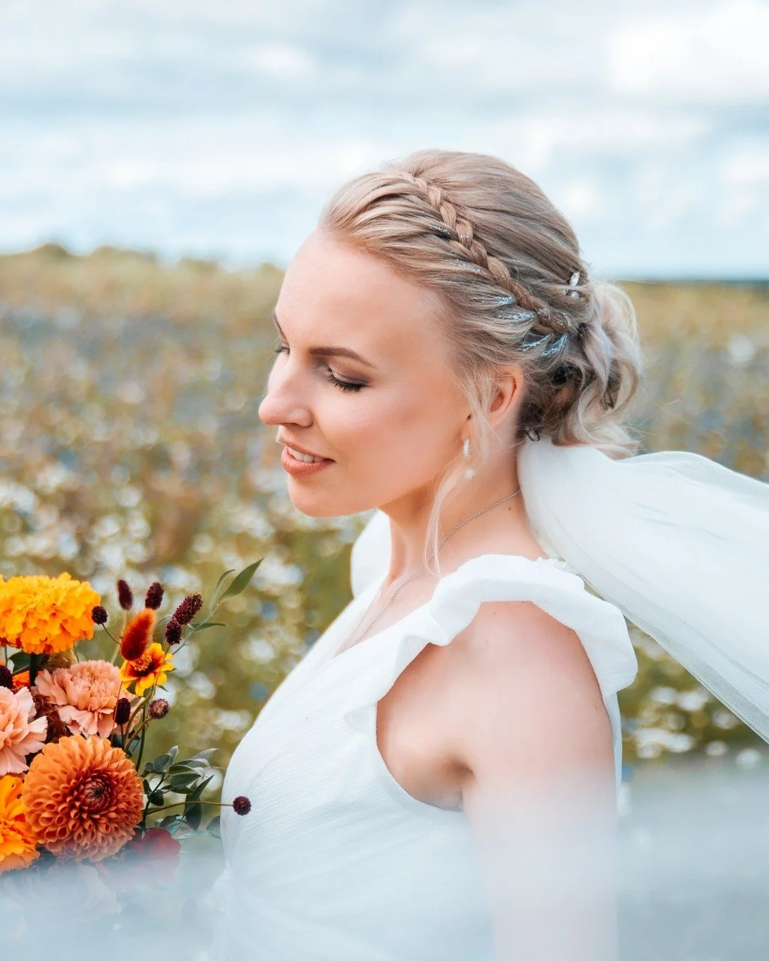 Beautiful bride Kelli on her wedding day 🫶 
Makeup and hairstyle by me 
Photo:  Kadri Taliv&auml;tsing Photography @kadritalivatsing 
More about wedding services https://lennelimakeup.com/pulmad

#bride #wedding #bridalmakeup #bridalhair #pulm #pulm
