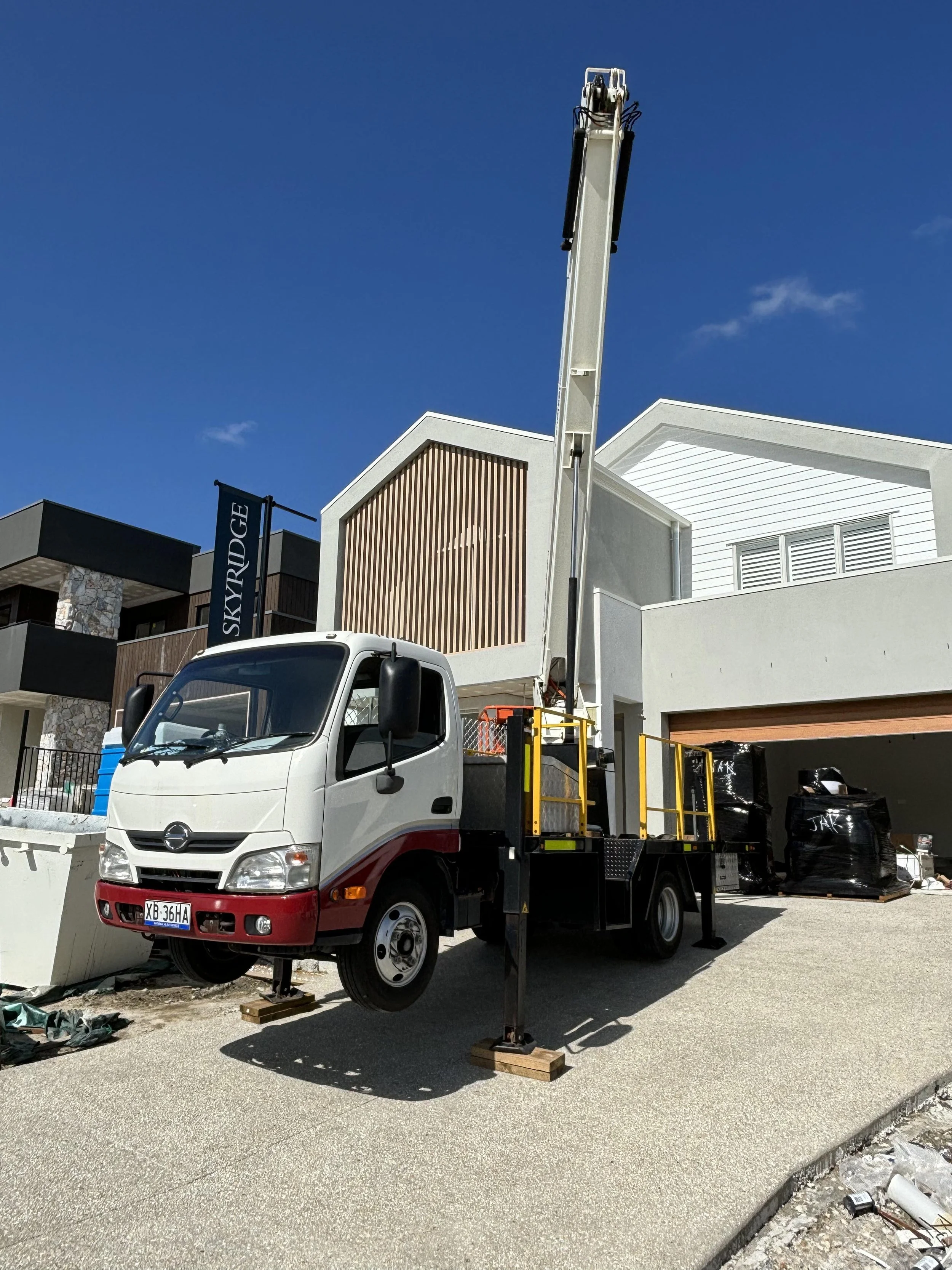 Cherry picker EWP completing high‑access work at the Skyridge development, delivering safe, precise signage and elevated installation services for projects across Gold Coast, Brisbane, Tweed Heads, and Byron Bay
