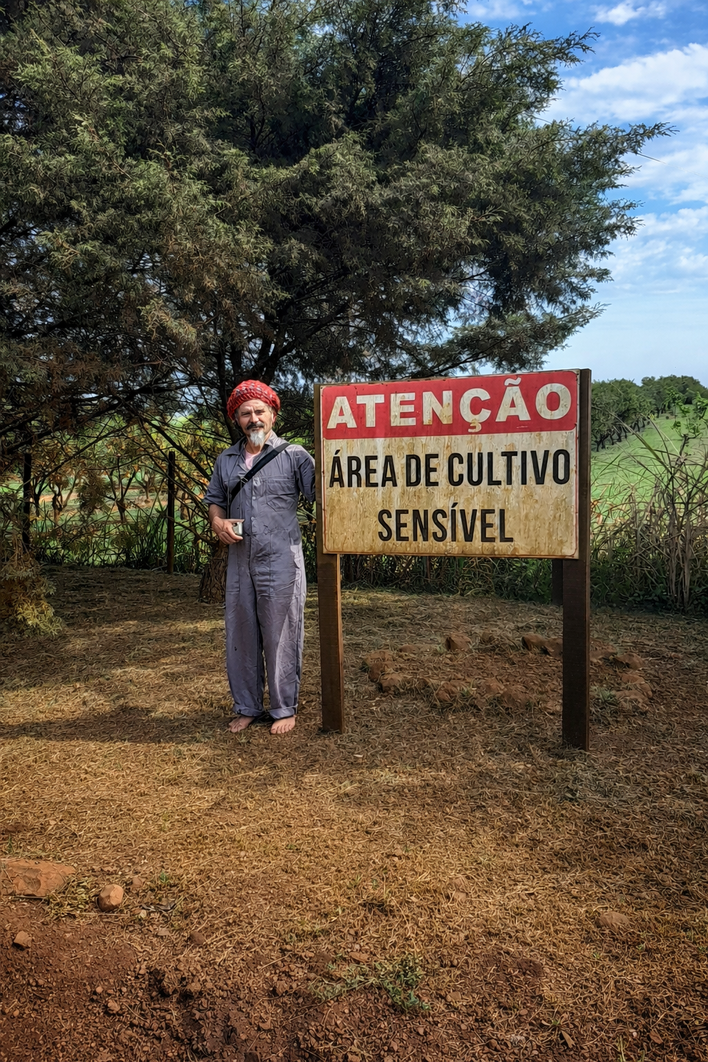 Homem com turbante em área de cultivo.png