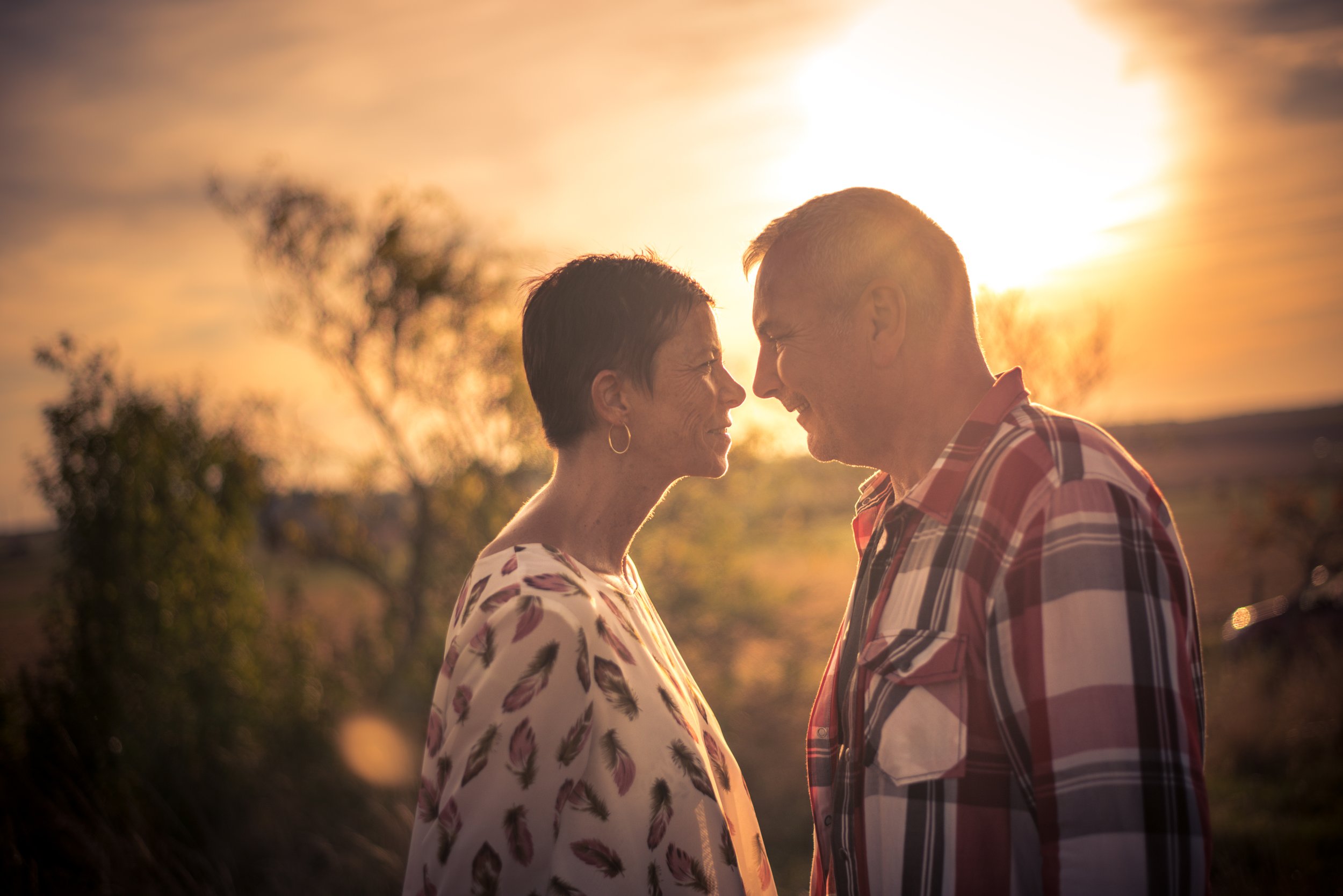 Photo d'un couple au coucher du soleil vintage
