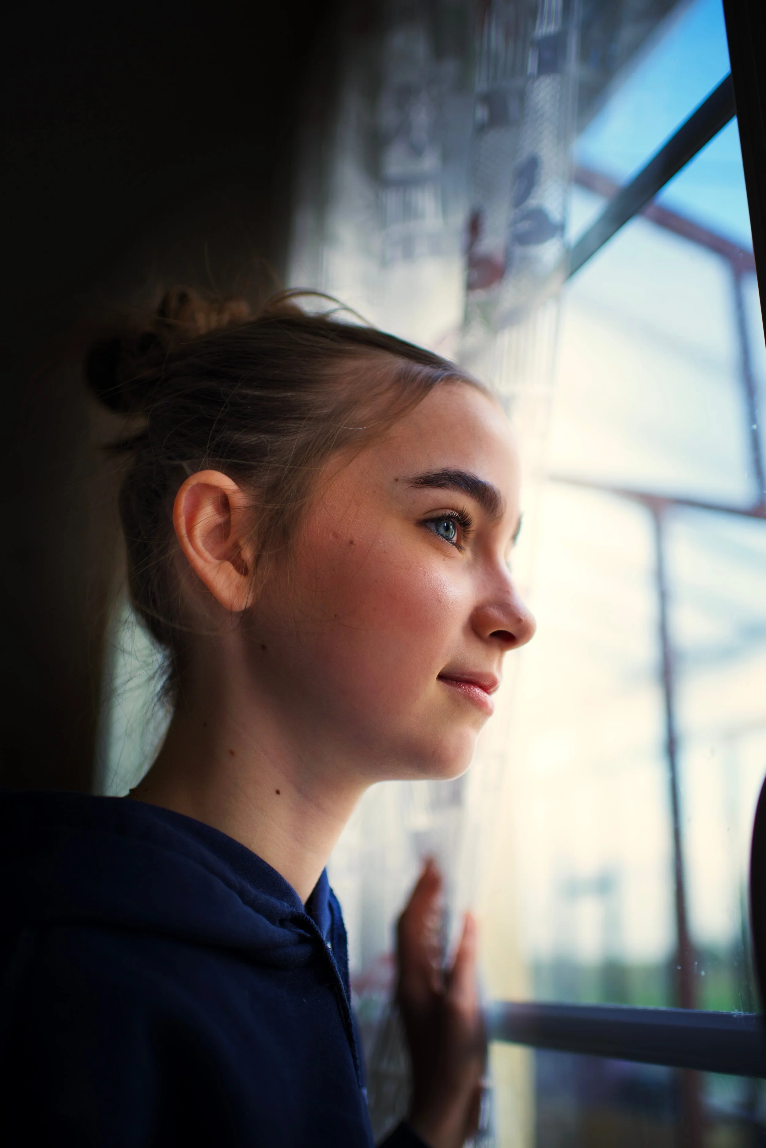 Portrait intérieur à une fenêtre