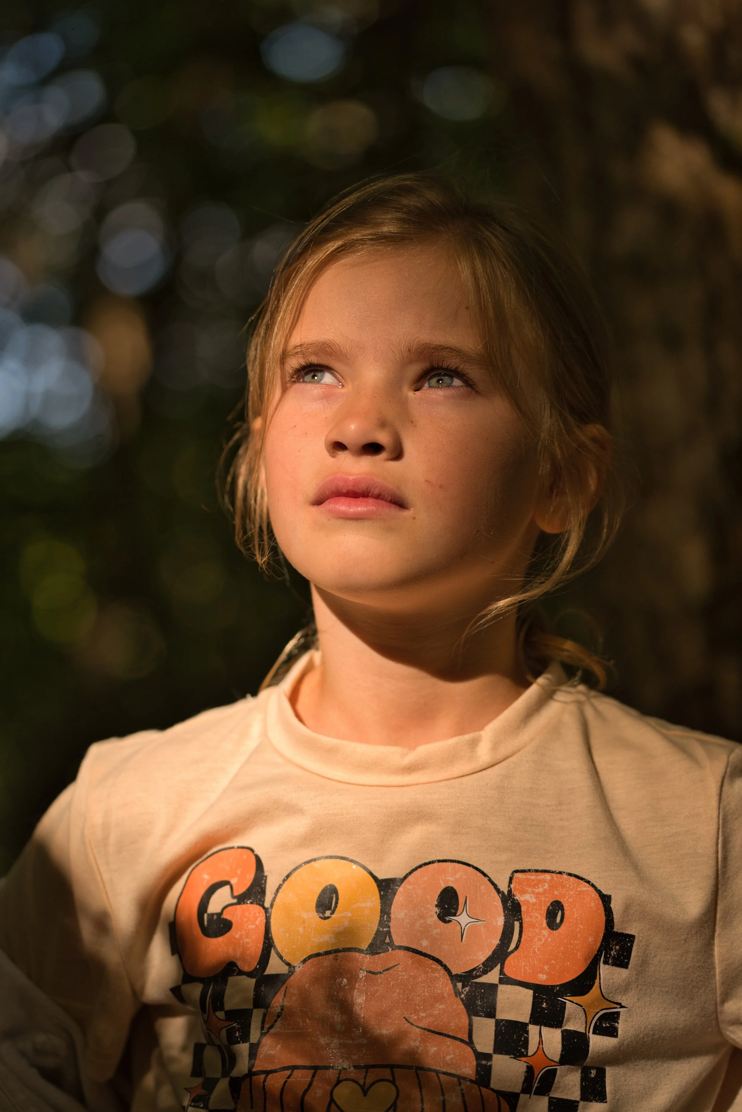 Portrait en lumière naturel forêt