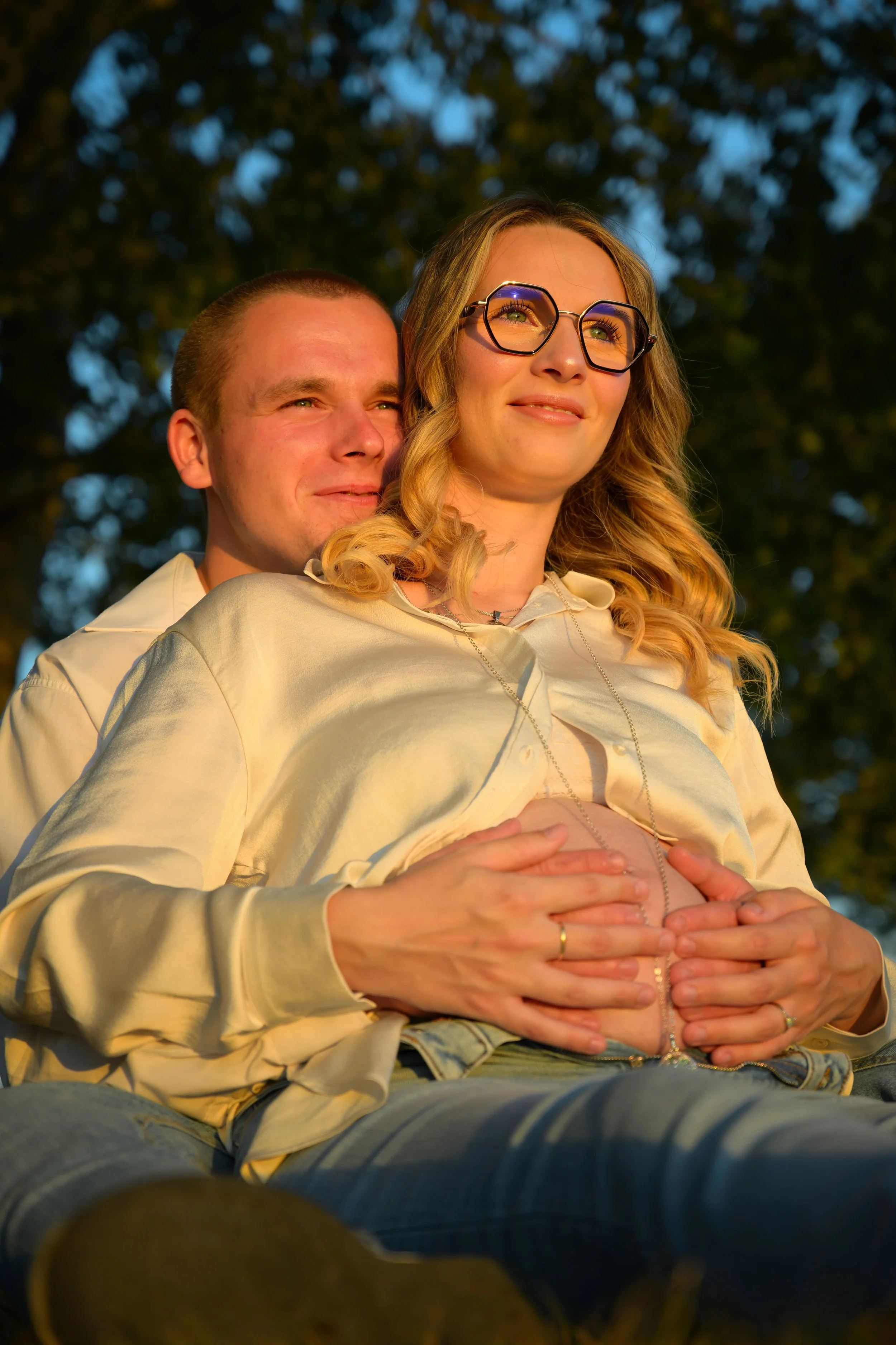 femme enceinte avec son amoureux face au soleil