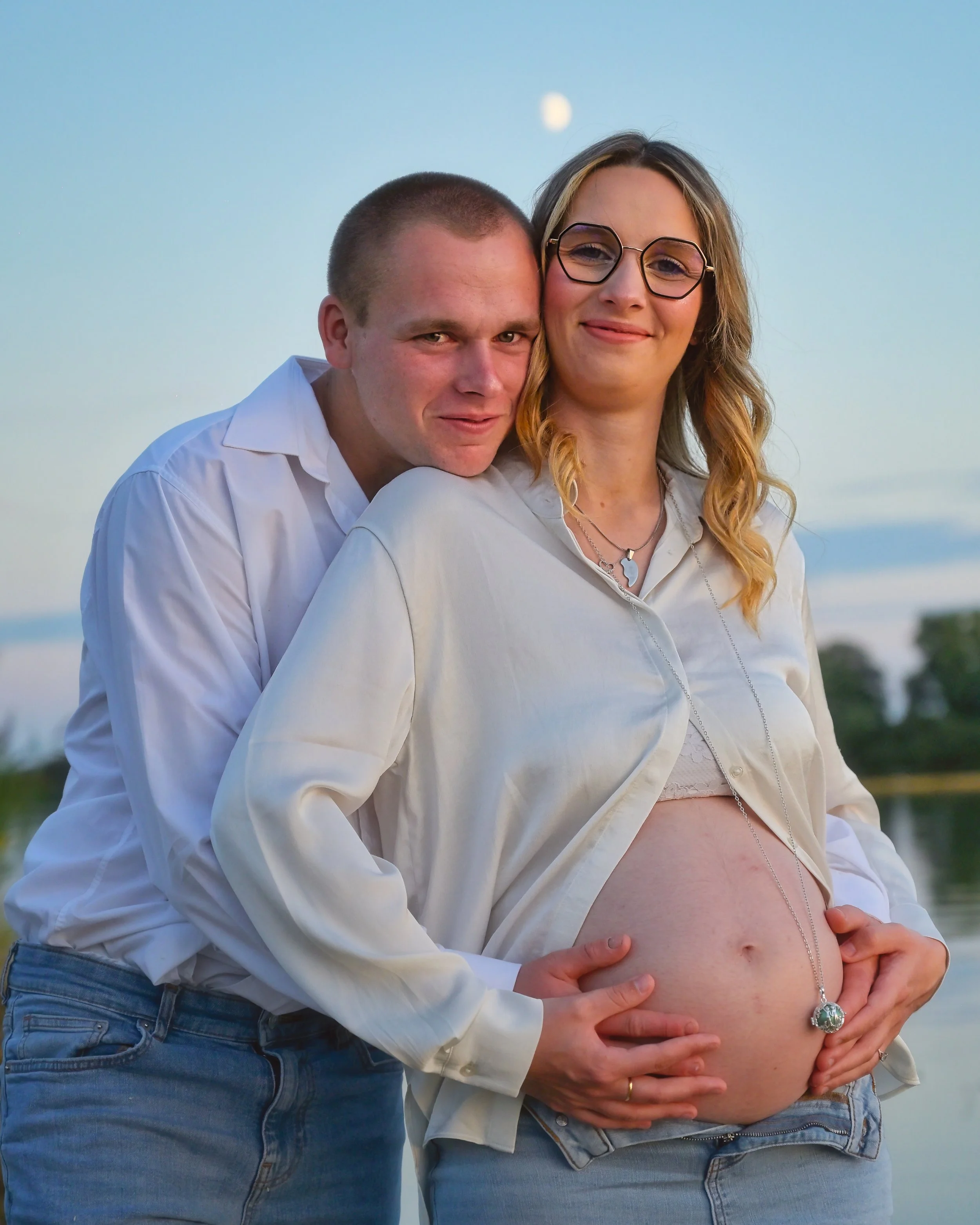 femme enceinte avec son amoureux qui l'entasse au clair de lune