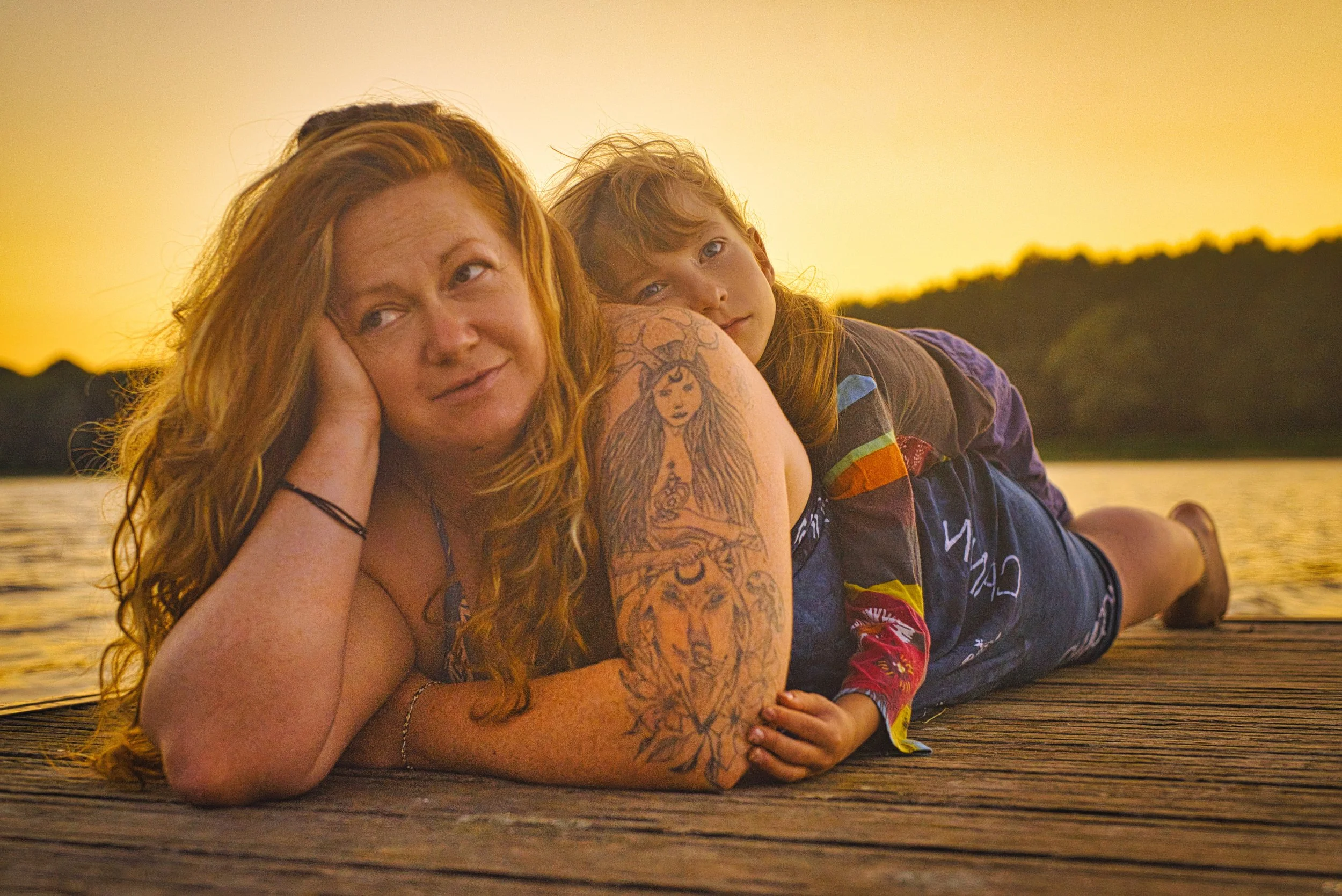 portrait famille d'accueil au bord de l'eau sur un pont