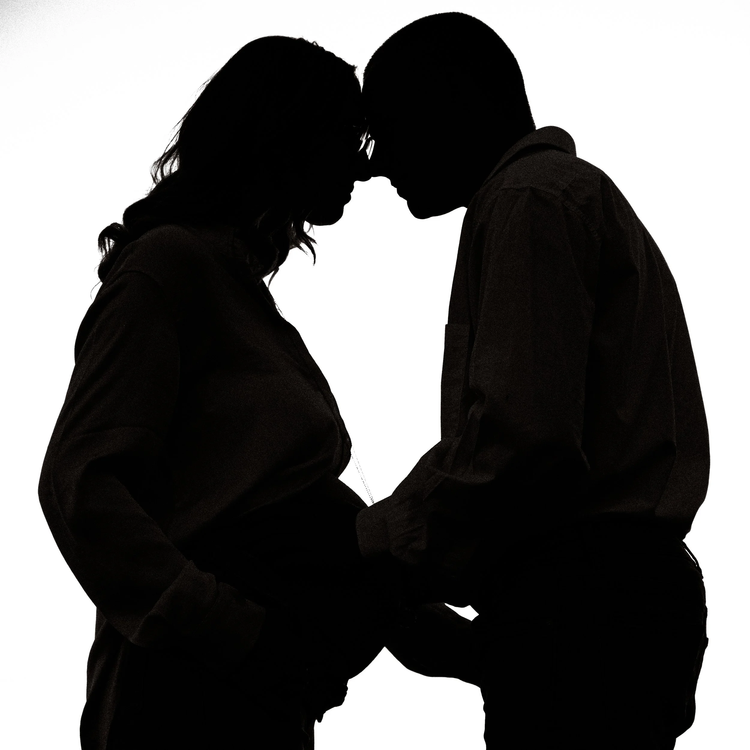femme enceinte avec son amoureux en contre jour
