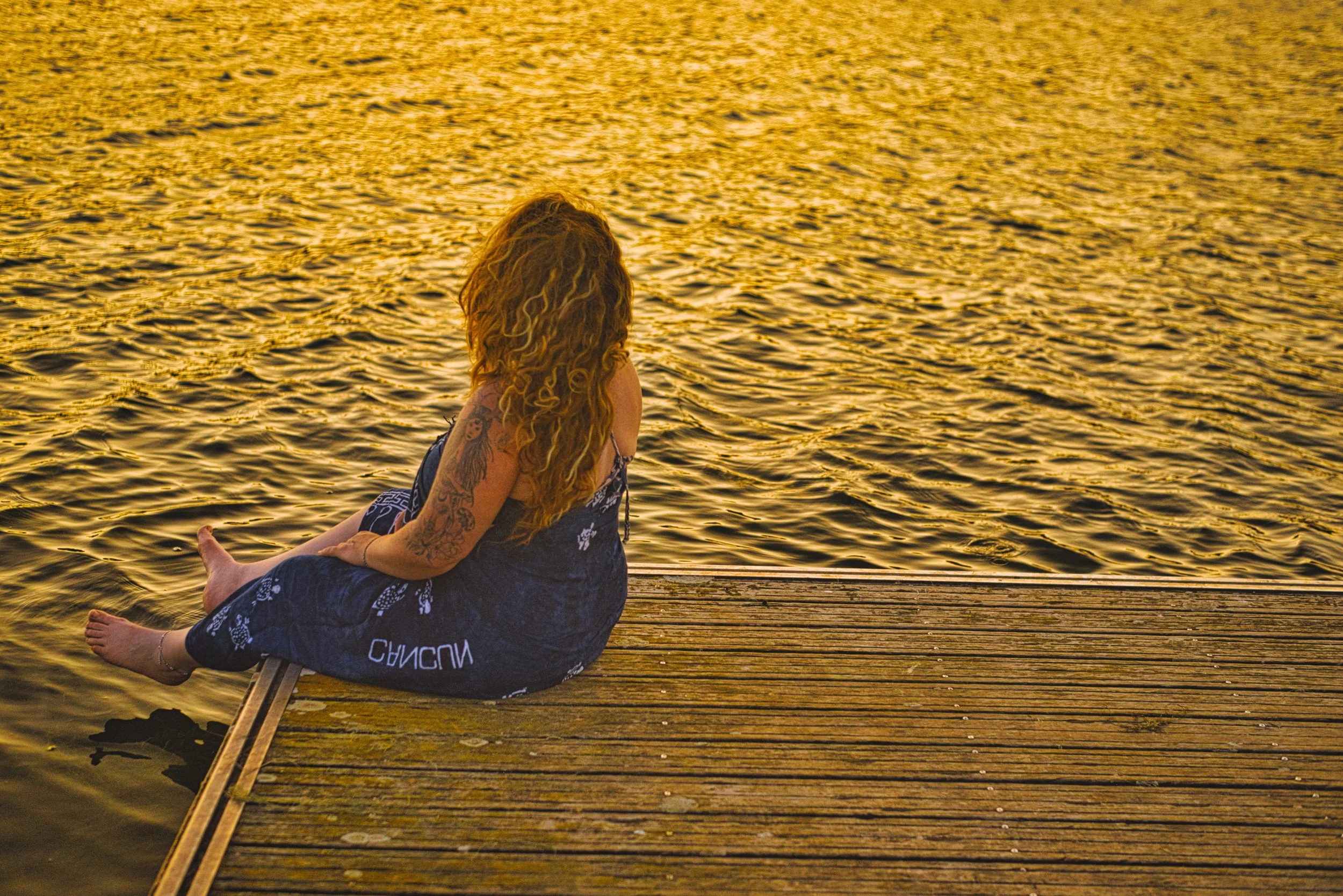 au bord de l'eau sur un ponton
