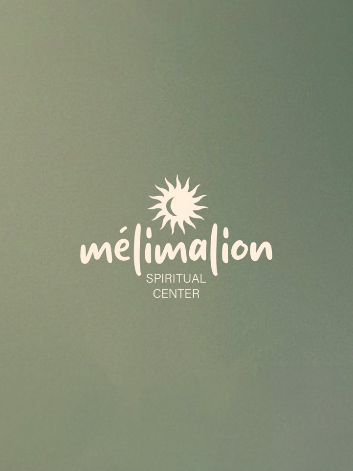 Logo du centre spirituel mélimalion avec un symbole de soleil et lune sur un fond vert
