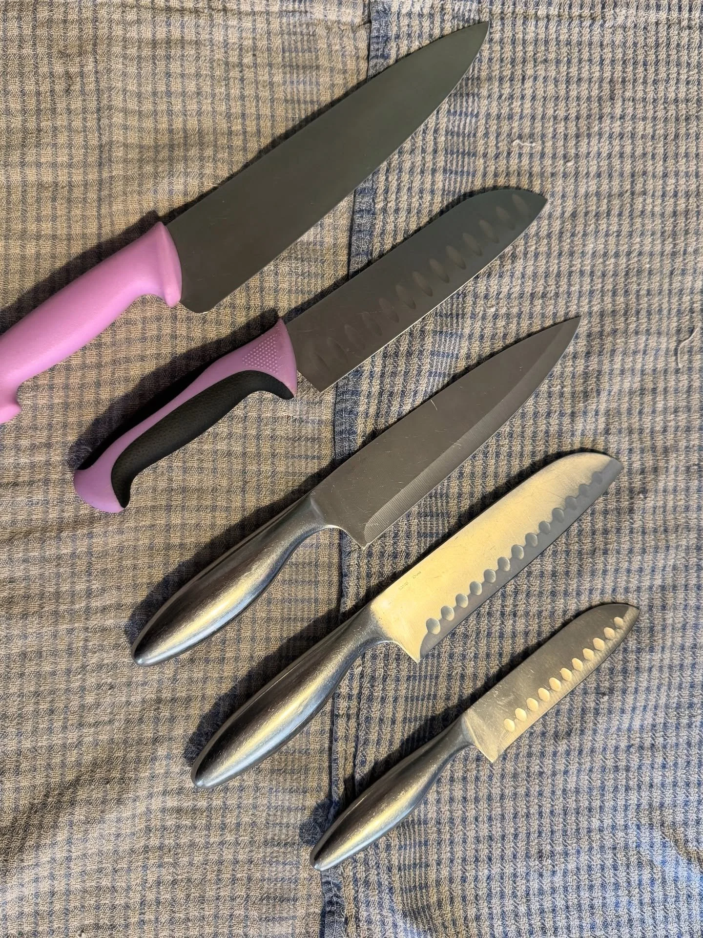 A nice set of large kitchen knives sharpened for @fintonsbakehouse . Now ready to help them serve their amazing cakes, breakfasts and lunches! 😋