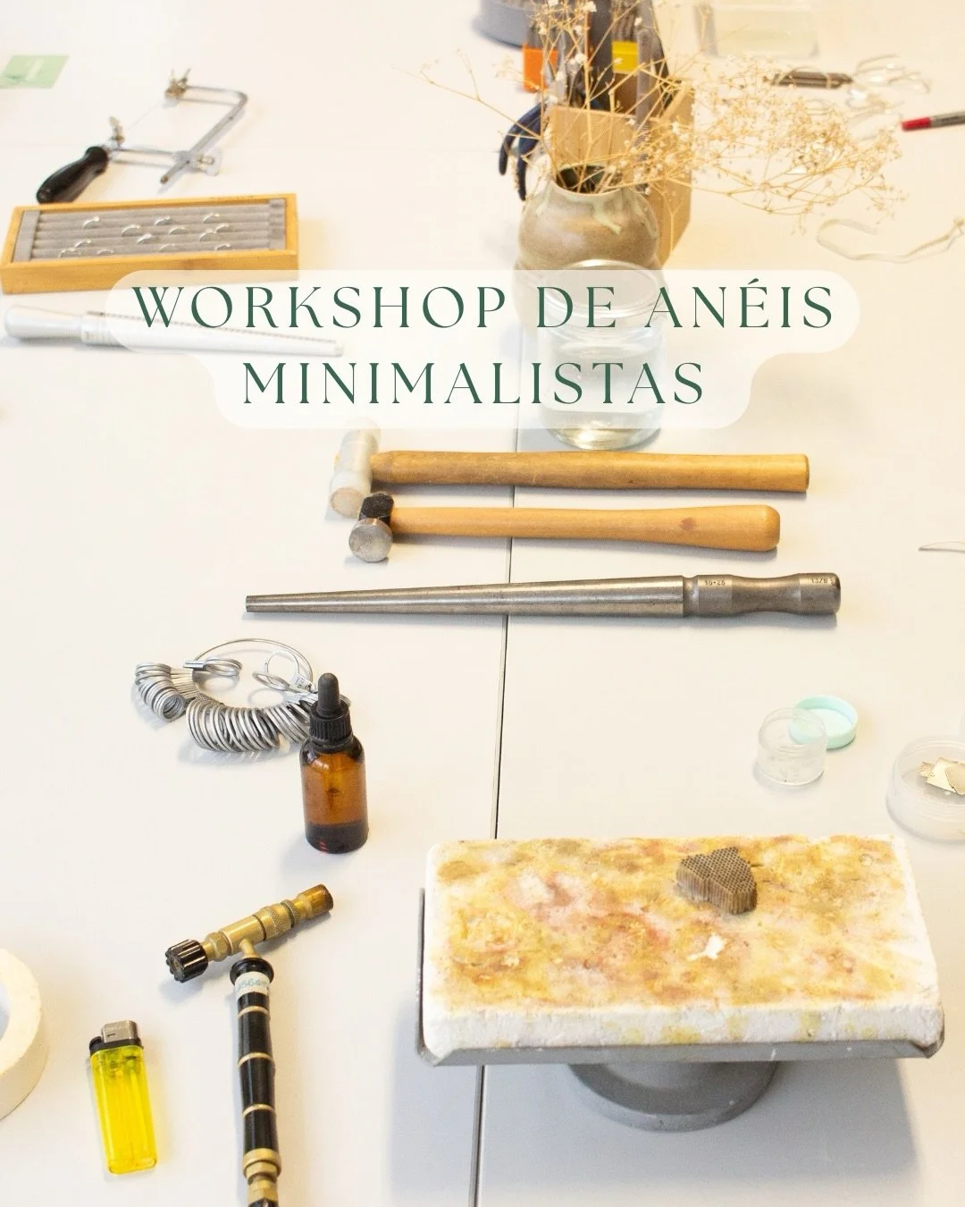 Hoje venho mostrar e contar um pouco mais sobre o nosso workshop de an&eacute;is minimalistas.✨

Depois de uma breve explica&ccedil;&atilde;o sobre a composi&ccedil;&atilde;o da prata e da escolha do modelo de anel que cada participante ir&aacute; cr
