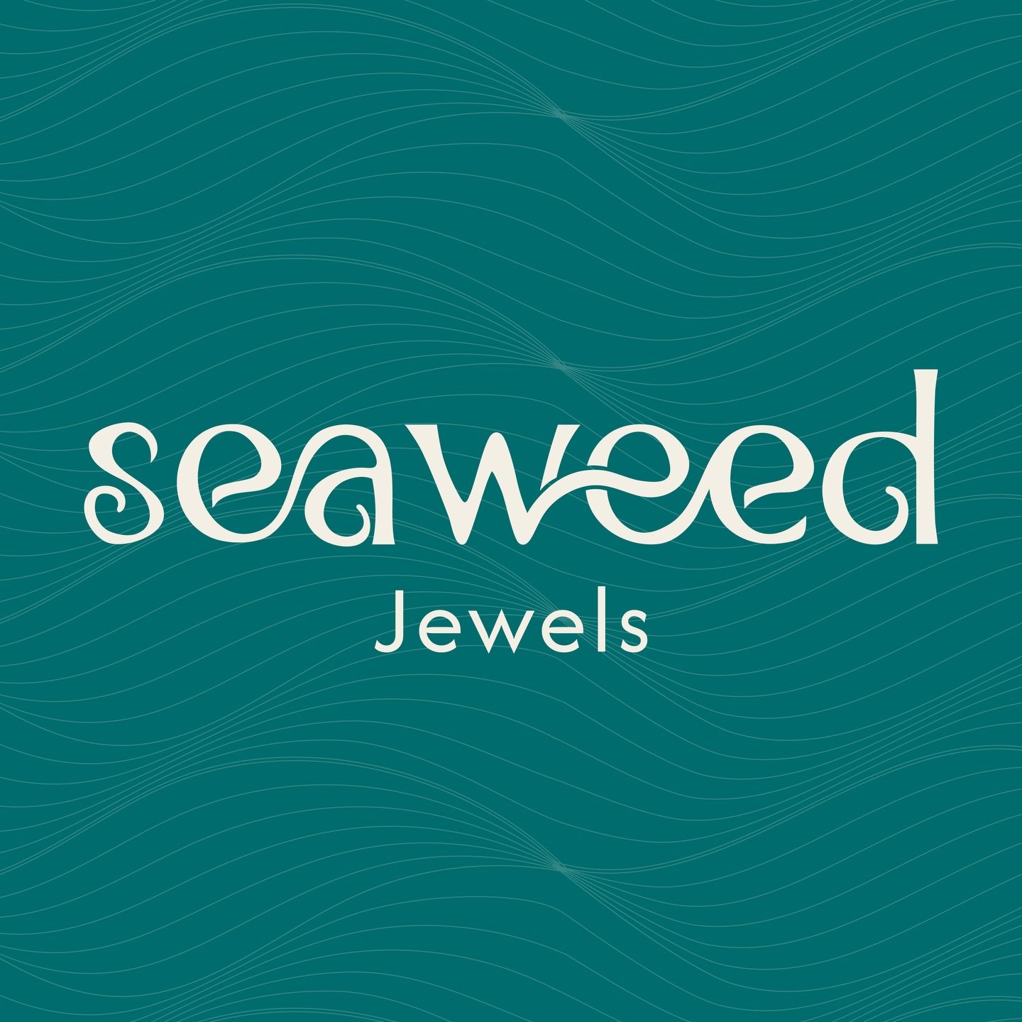 Ol&aacute;, Sereias!
&Eacute; com muito prazer que hoje apresento a nova identidade visual da Seaweed Jewels. ✨

O tempo passa r&aacute;pido, e ao olhar para tr&aacute;s vejo o lindo e consistente caminho que percorri at&eacute; aqui. 
A Seaweed Jewe