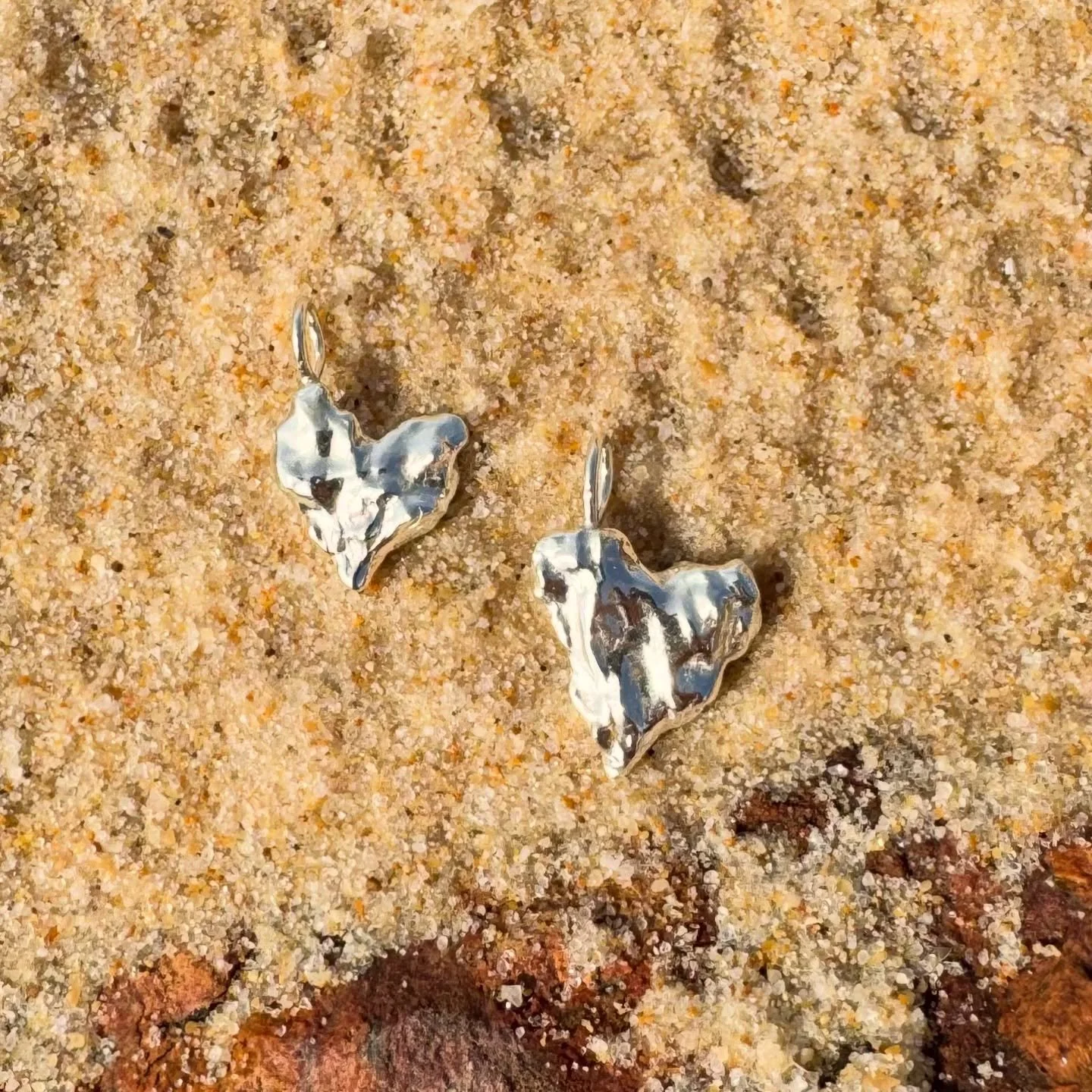 E foi do amor pelo mar que tudo come&ccedil;ou.
Que por ele eu continue sendo guiada. 
🌊💙

Para todas as sereias que amam o mar.

Pendente de Cora&ccedil;&atilde;o em prata 925.

Cada joia &eacute; feita &agrave; m&atilde;o, o que pode fazer com qu