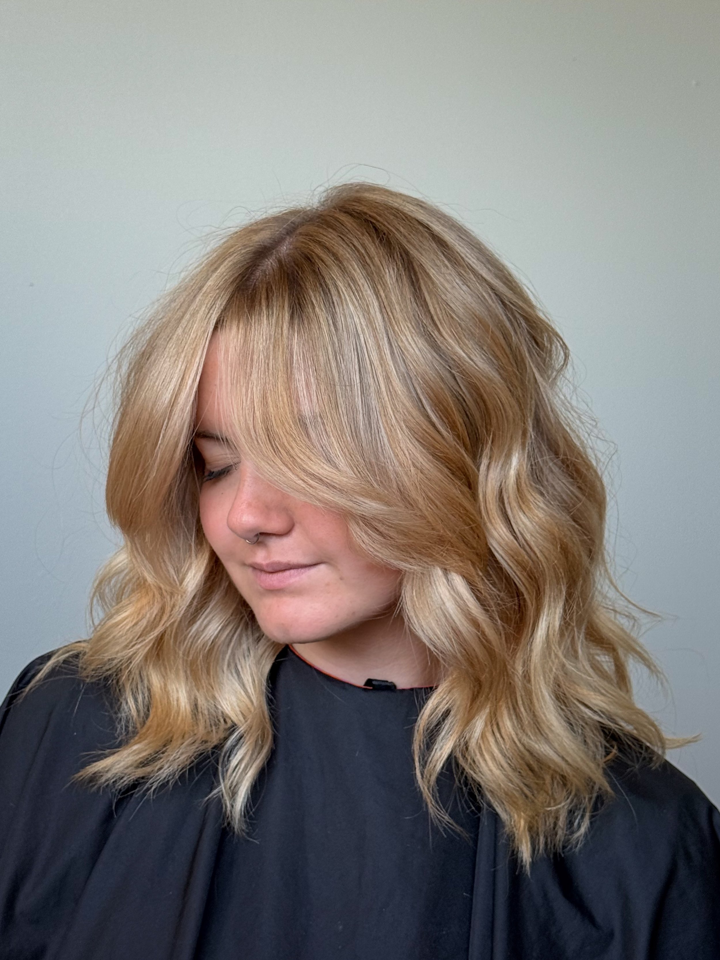 SOFT WARM BLONDE FOR FALL 💭🤎🍦

Now booking!! Link in my bio 🫶

Full highlight + 10N 10GI for my girl @kyleerobinsonhair 

+ this fringe??? 

you&rsquo;re joking 

REMINDER THAT LIGHTING CHANGES EVERYTHING

this is your look babyyyy 🤎