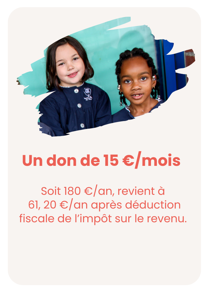 Photo de deux jeunes filles souriantes en uniforme scolaire, l'une avec des cheveux bruns et l'autre avec des cheveux bouclés, devant un mur vert et une porte.