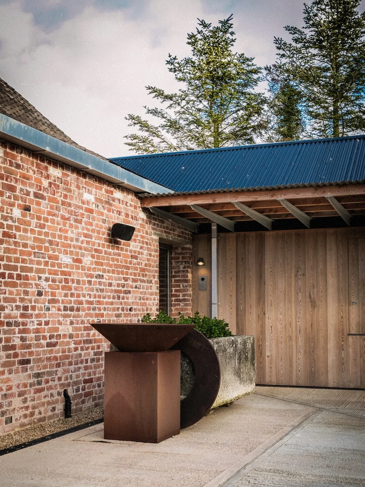 Tricks of the trades. The key to bringing in dozens of trades at one time is in the phasing and coordination, as well as an appreciation of what good looks like. From structural carpentry to cabinetry, brickwork and sculptural installations. #primere