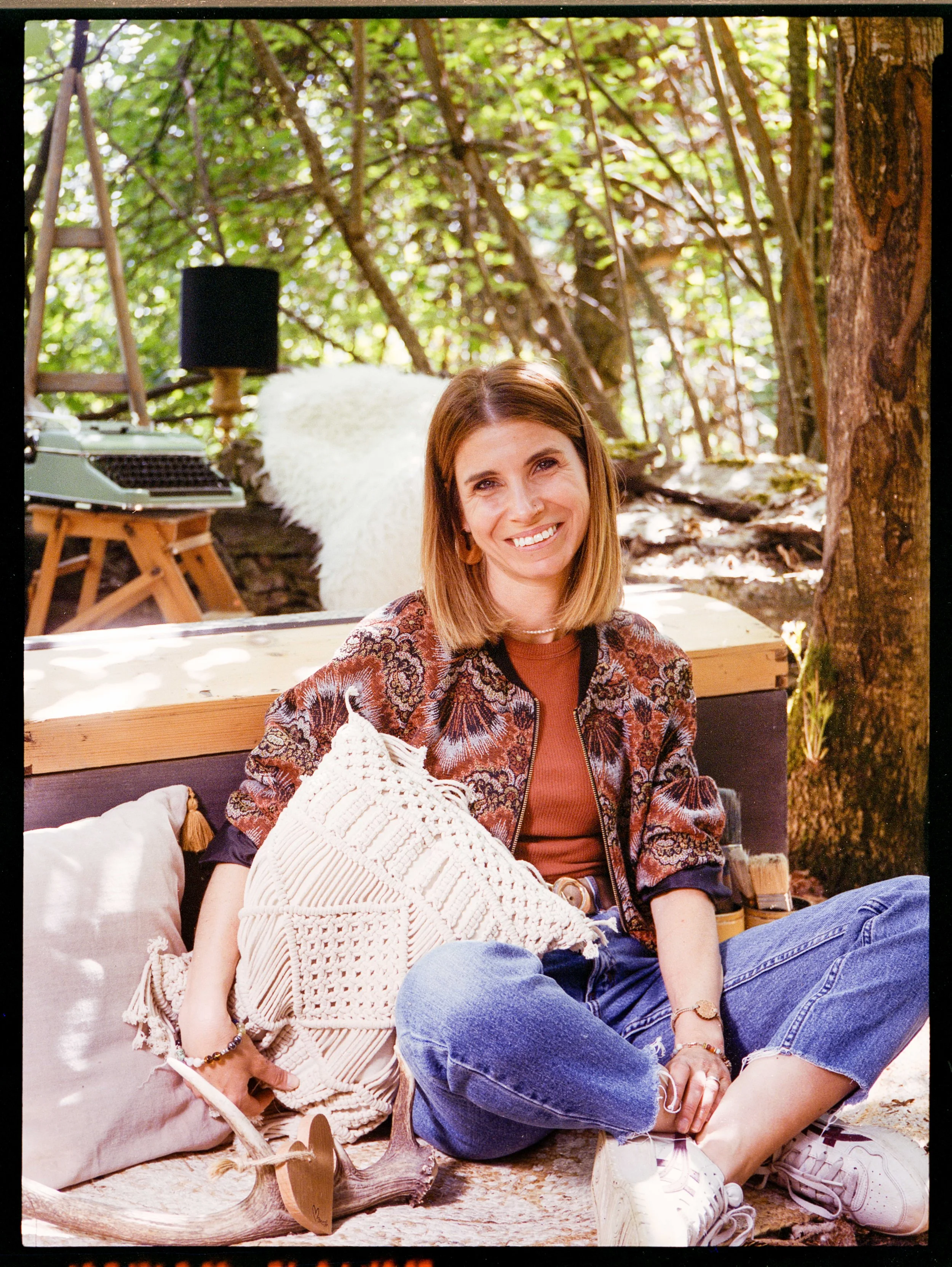 Créatrice de Manoah, artisan en revalorisation de meubles anciens uniques et locaux