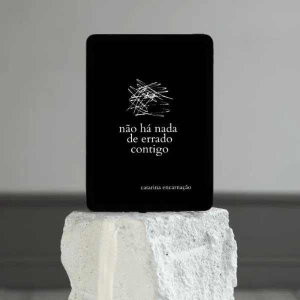 Cover of the poetry book "Não Há Nada de Errado Contigo" in a tablet, the tablet is on top of a white stone pilar