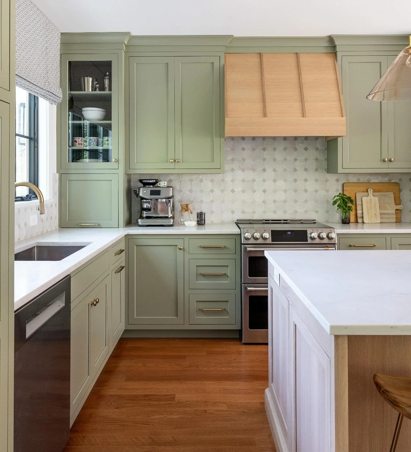 Pretty green hues to remind us that Spring is around the corner! This lovely kitchen was designed by @campbellministerdesign