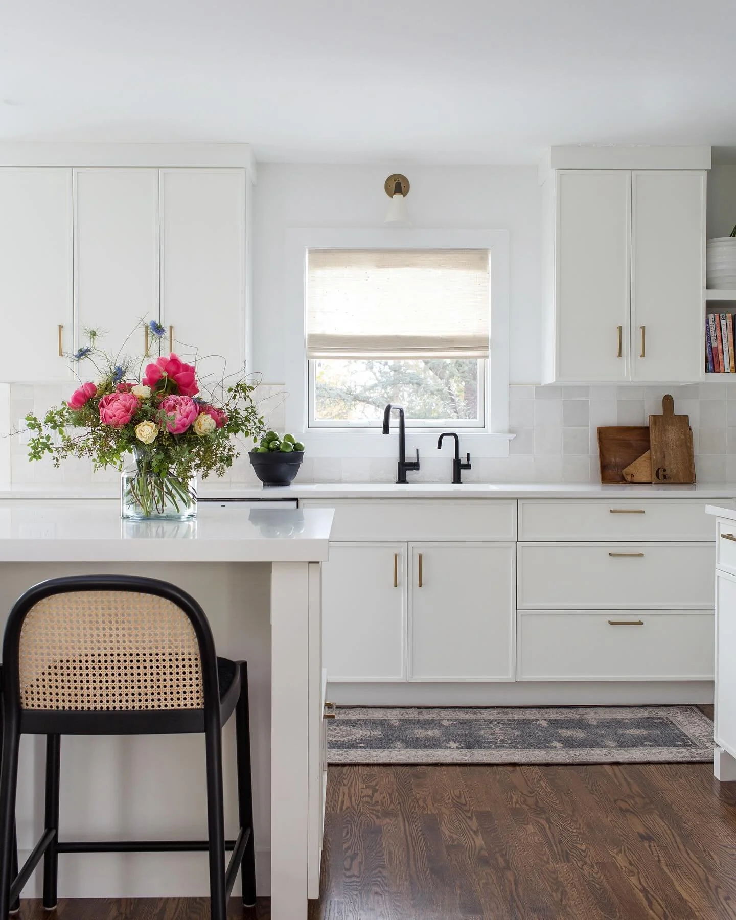 Bright and pretty Spring vibes in this Montclair, NJ kitchen by @policano_construction and @jahannanicholsdesign  and flowers by @studionectar which I shot a few years ago when this kitchen was brand new and fresh and yet to be lived in. I love the c