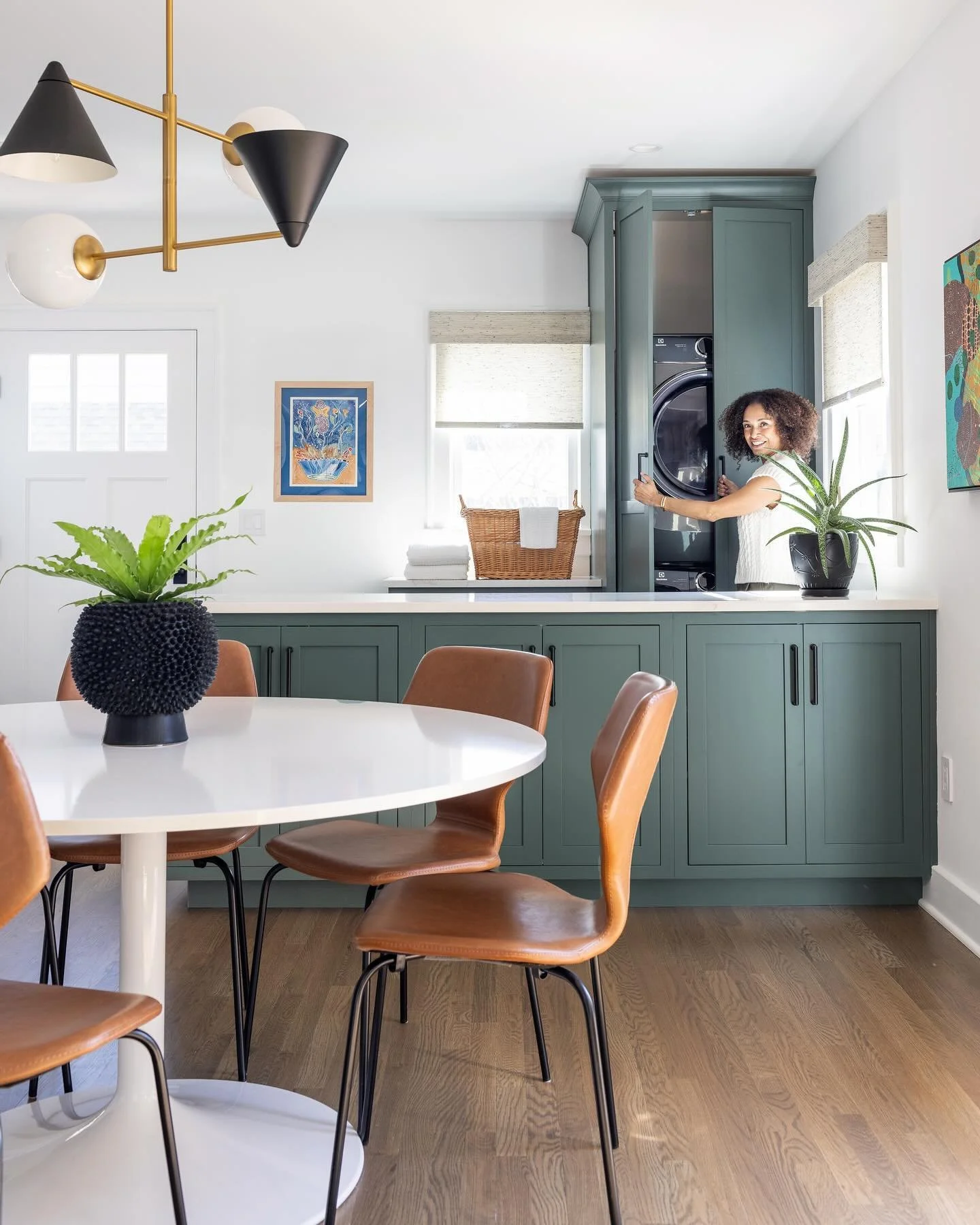 Let me just say that I had no idea the washer/dryer was in the kitchen breakfast area for the first 2 hours of the shoot. Expertly disguised! @alexisdavisinteriors