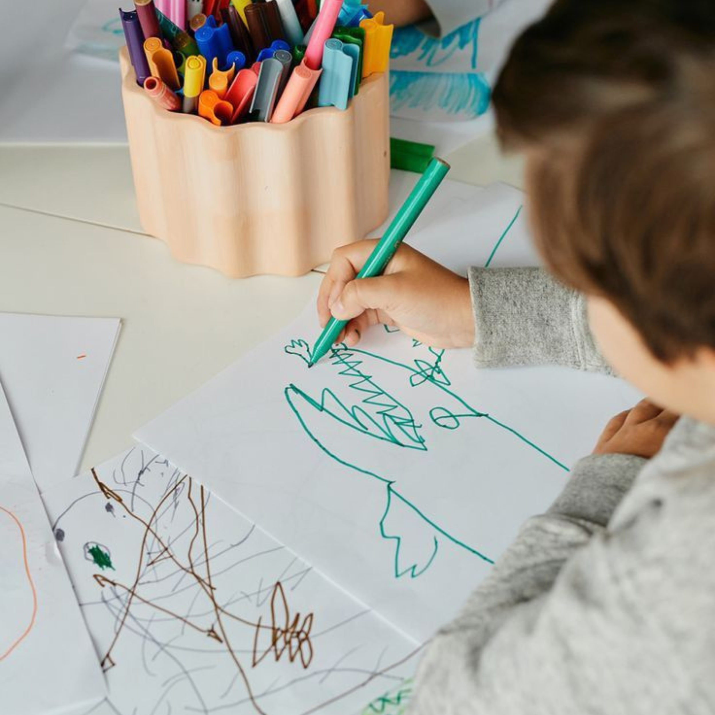 Gyermekpszichológus vezetésével zajló játékos terápia, ahol a gyerekek bábozással, rajzolással és mesékkel dolgozzák fel érzéseiket.