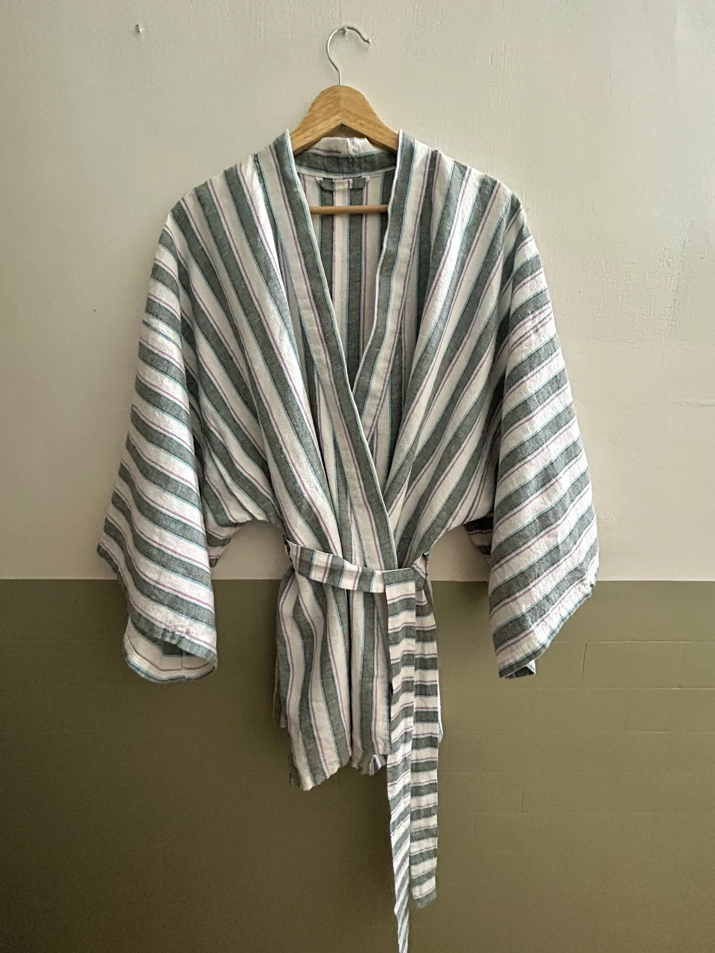 Shortie bath robe made from a damaged shower curtain. I&rsquo;m obsessed with it and jealous I can&rsquo;t keep it! 😅 

A friend brought this damaged linen Schoolhouse shower curtain to me and asked if I could make a bath robe from it. She&rsquo;s a