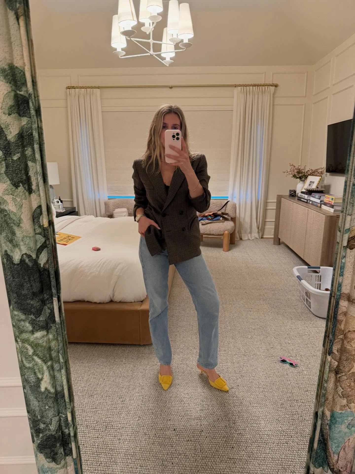 Some looks as we continue to transition into warmer weather! Love a blazer as a shirt i&rsquo;m clearly feeling stripes these days! Save for inspo and DM for any links 😘 

.
.
.

#stylist#spring#mothersday#nyc#wardrobestylist