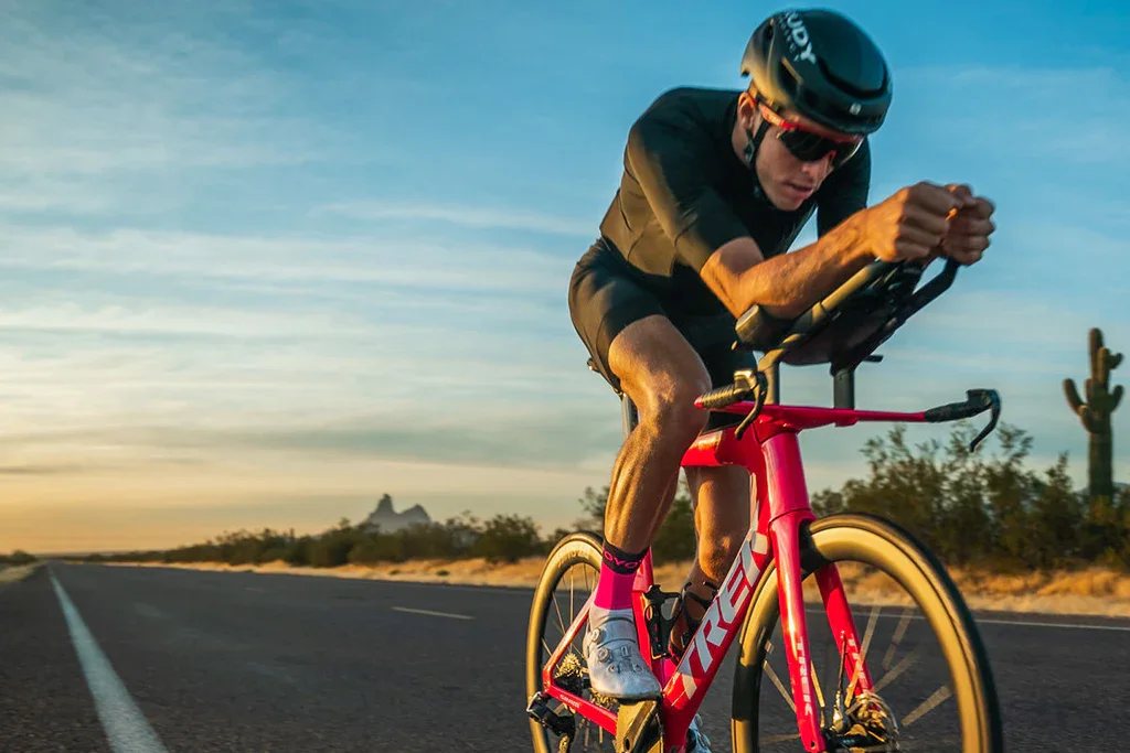Étude Posturale Triathlon à Genève : Pourquoi de simples prolongateurs sur un vélo de route ne suffisent pas