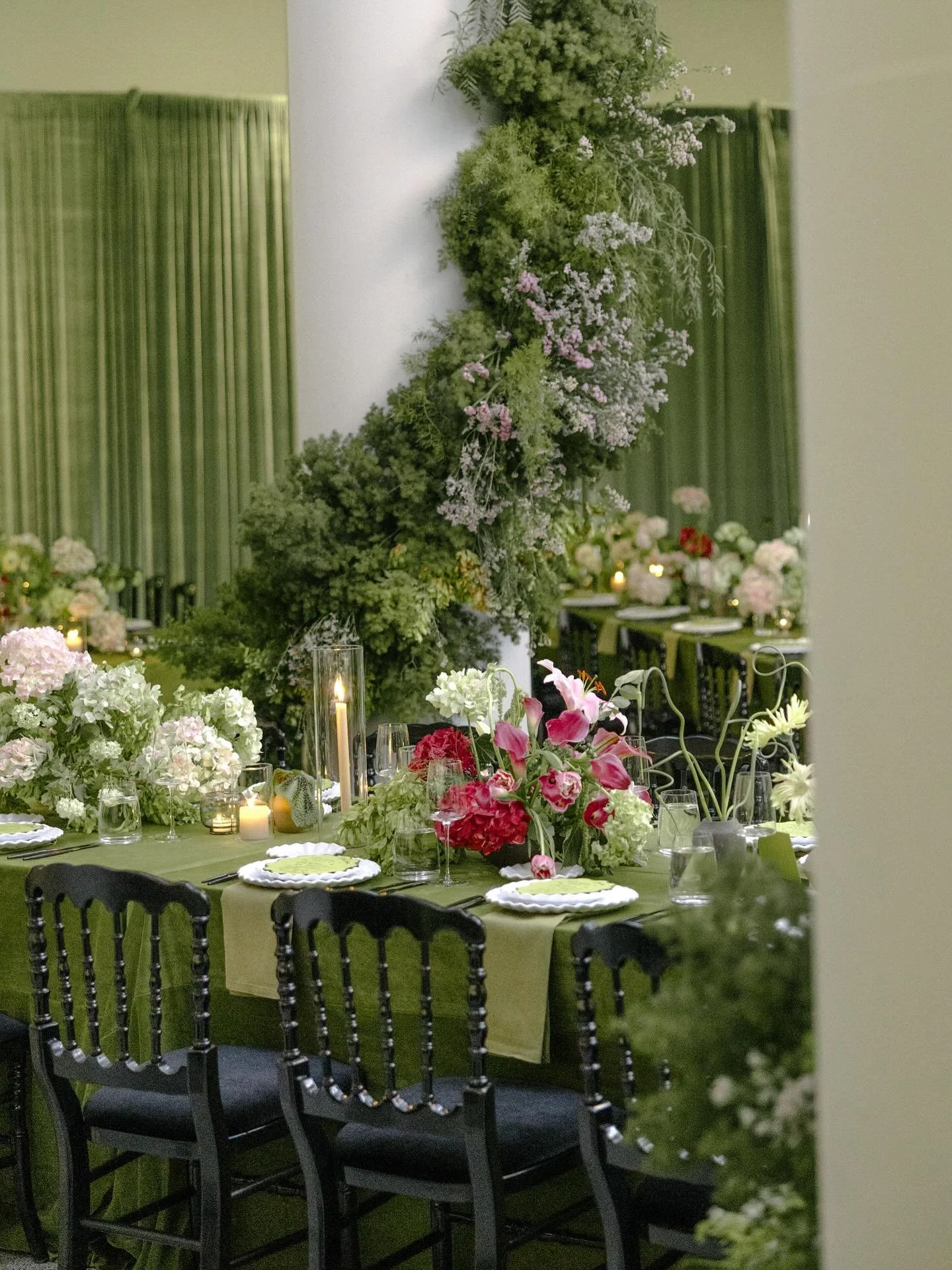 Reception details from this stunning wedding held at The Museum of Contemporary Art San Diego - La Jolla 

Planning &amp; Design @array_creative_design 
Florals @found.floral 
Venue @mcasandiego 
Photo @marcusjollyweddings 
Videography @natalieweldon