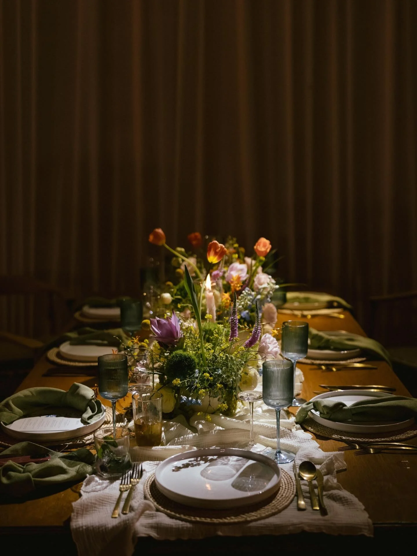 A vibrant reception for Steffi and George captured on digital and film. 

Photo @marcusjollyweddings 
Dress @moniquelhuellier @moniquelheullierbride 
Planning &amp; Design @luceroalvarezplanner @_reveie_ 
Florals @edeniastudio 
Venue @lunaescondida.v