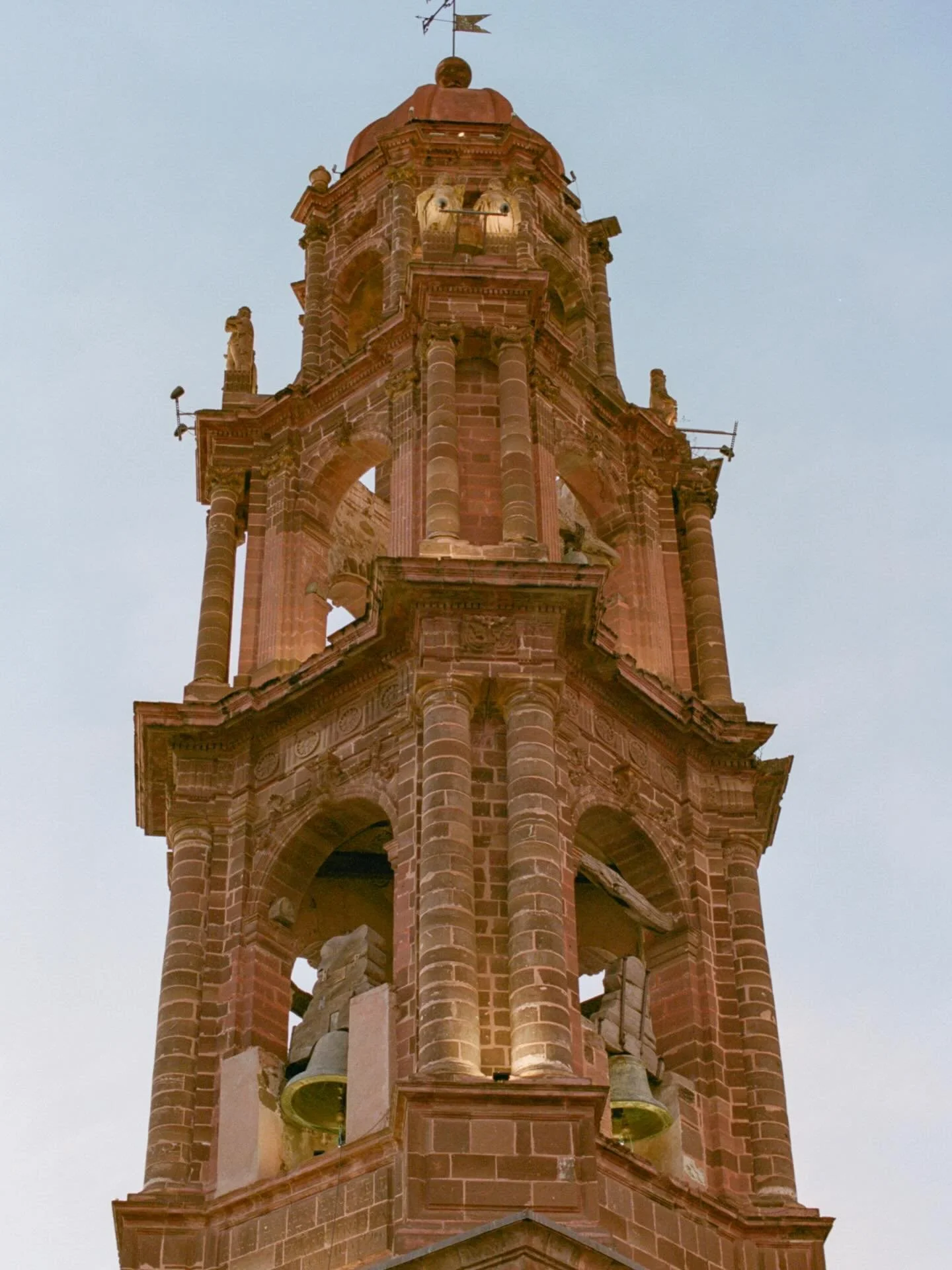Alyx &amp; Osasu&rsquo;s welcome dinner 

Film and Digital

Planning &amp; Design @luceroalvarezplanner 
Photo @marcusjollyweddings 
Venue @rooftopfatimasiete 
Florals @angelicasolacheflorist 
MUAH @team_danipalmakeup.hair 
Dress @leolin_official 
Br