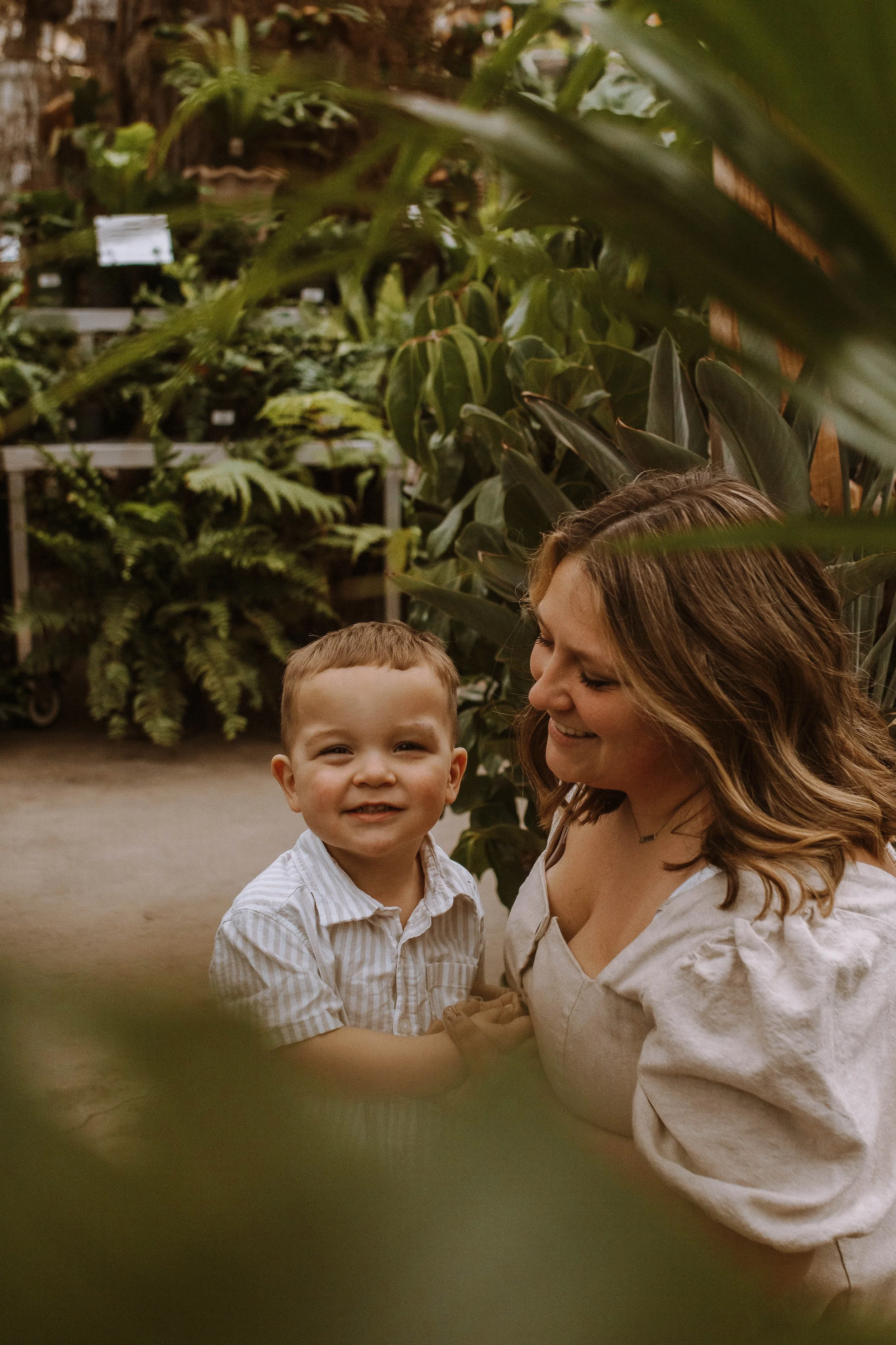SoucieFamily.LongfellowsGreenhouses.FamilyPortraits.Photographer.BeauxAndArrows.6April2025.CaitlinFrank-0726.jpg