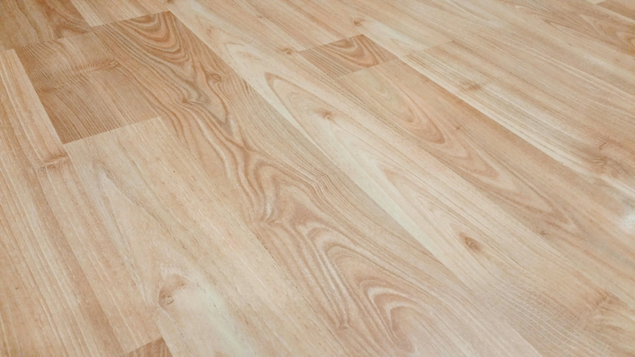 closeup of a section of light oak coloured laminate flooring