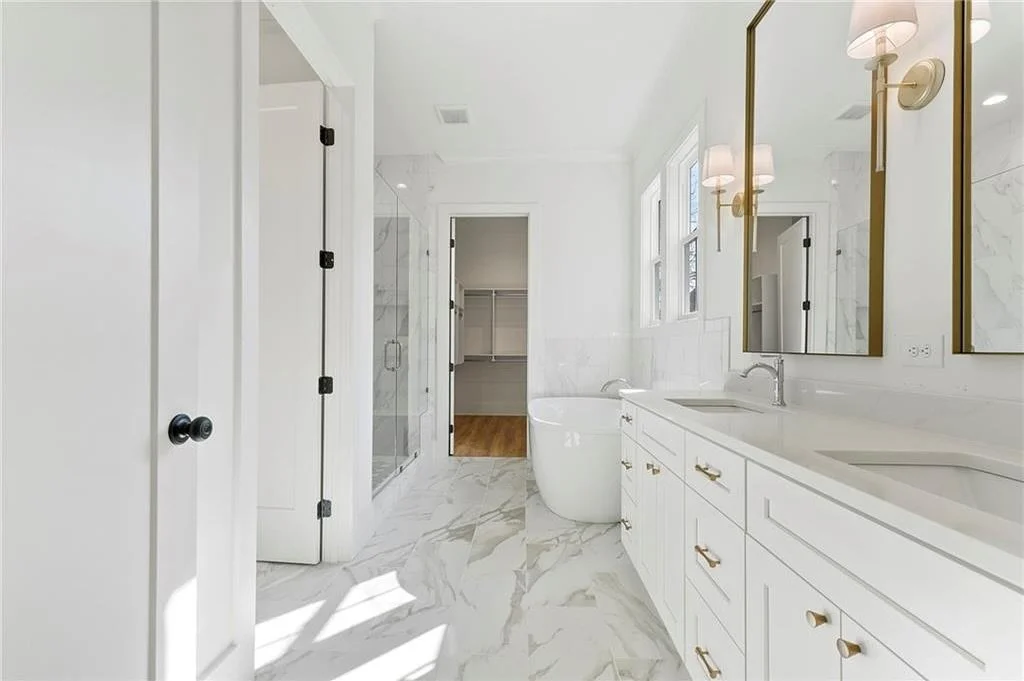 Your home should be your sanctuary. Double vanities, a walk-in shower, a soaking tub, and a huge walk-in closet create a comfortable space that&rsquo;s both functional and luxurious. 

Built by @maxeyfamilyproperties
Architecture: @footshillsarchitec