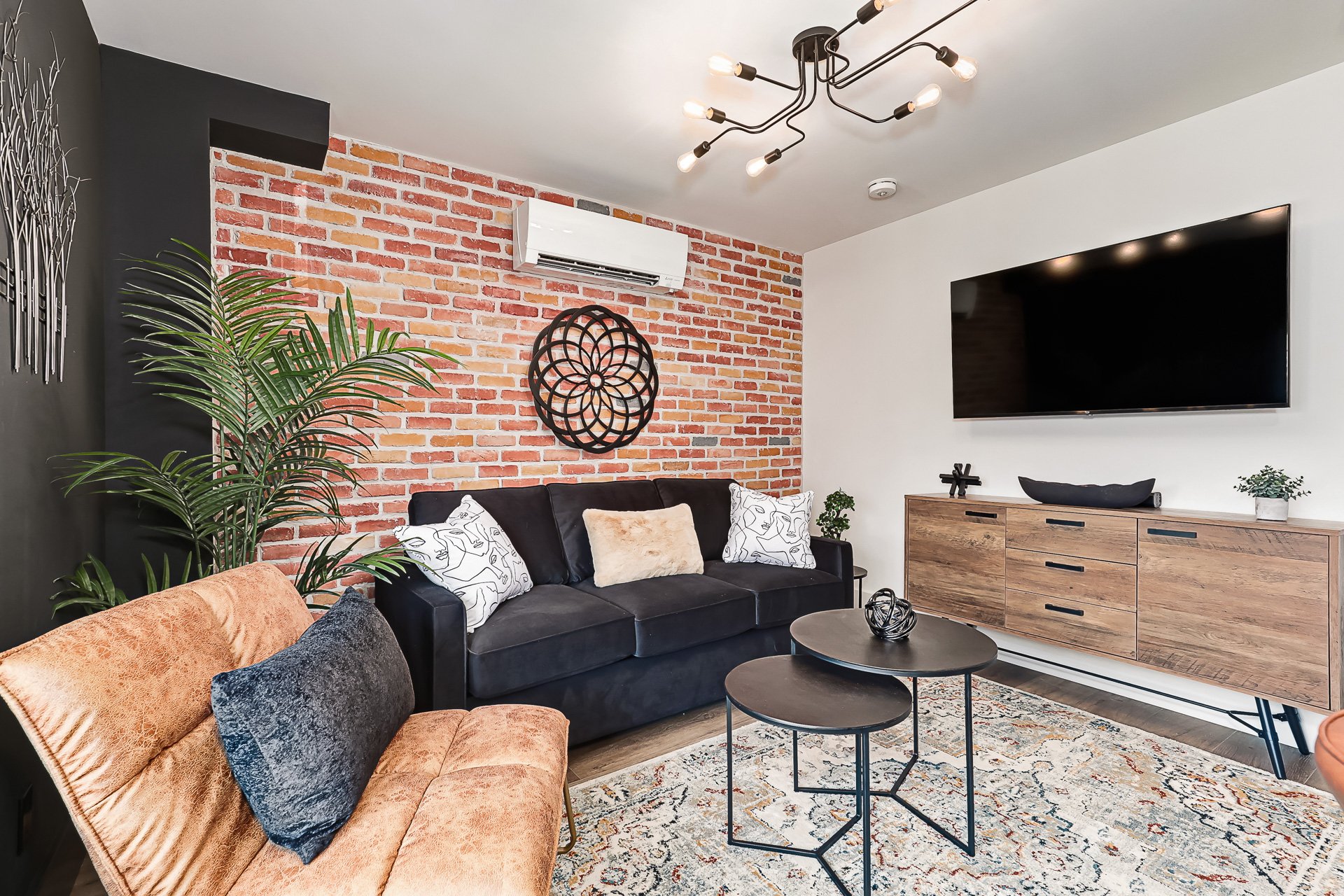 201-Brick-and-Beam-Airbnbs-Hurontario-Collingwood-interior-wide-angle-39706-WEB.jpg