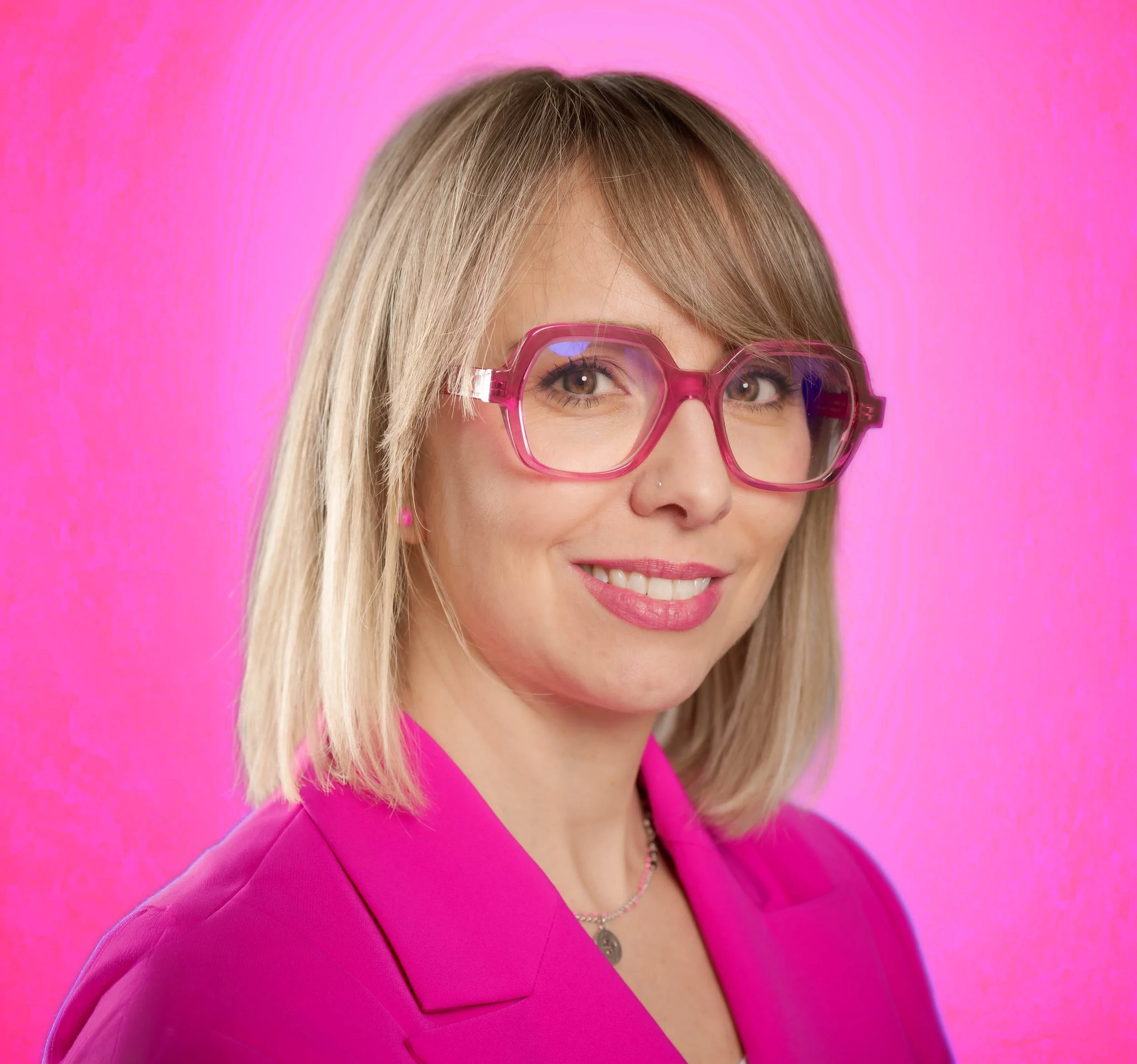 Ritratto di Elena Dell'Oro, visual designer e social media manager a Sondrio