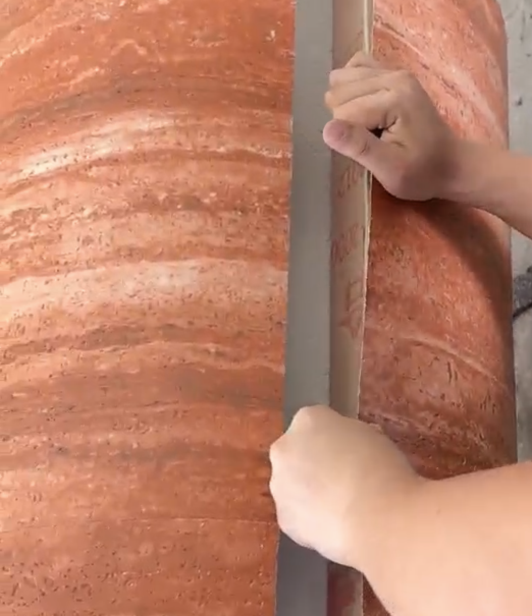 Aplicaçã de cimento flexível Murazzone textura Travertino em coluna