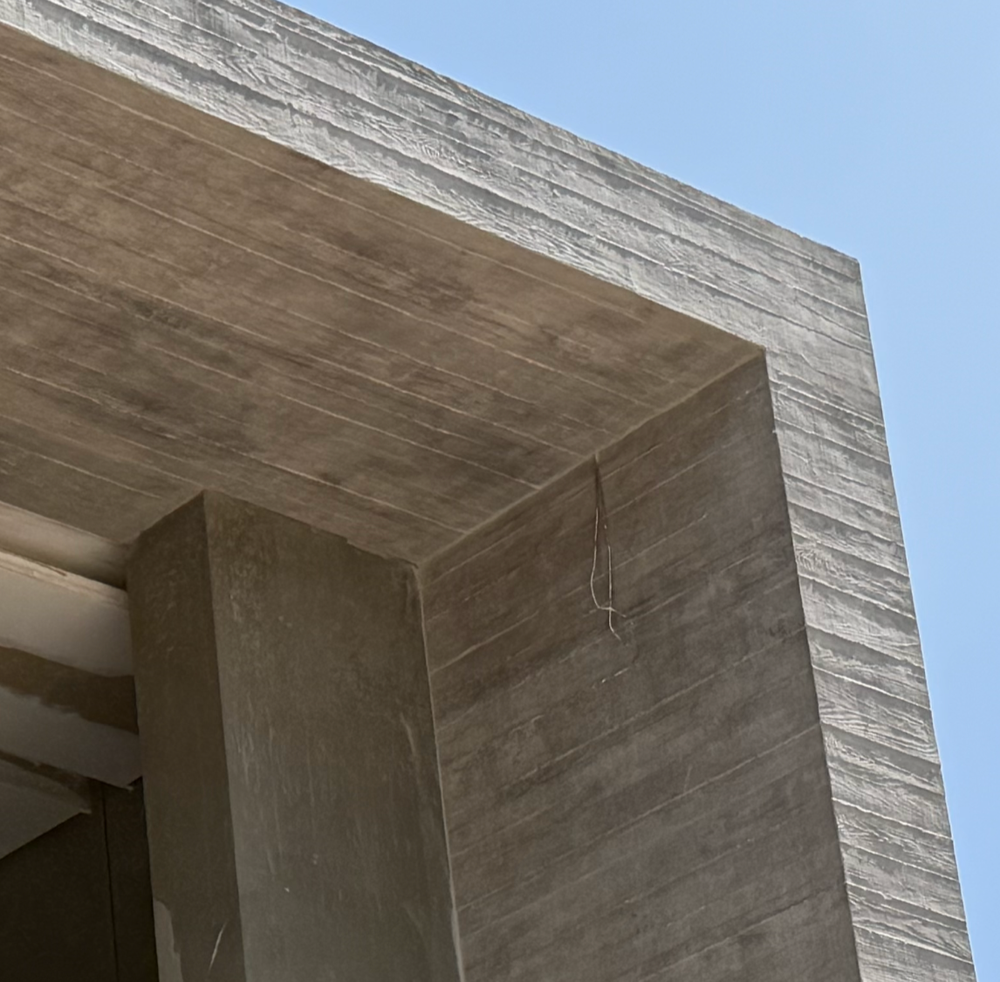 Casa Acolher: clad corner of the cantilevered volume