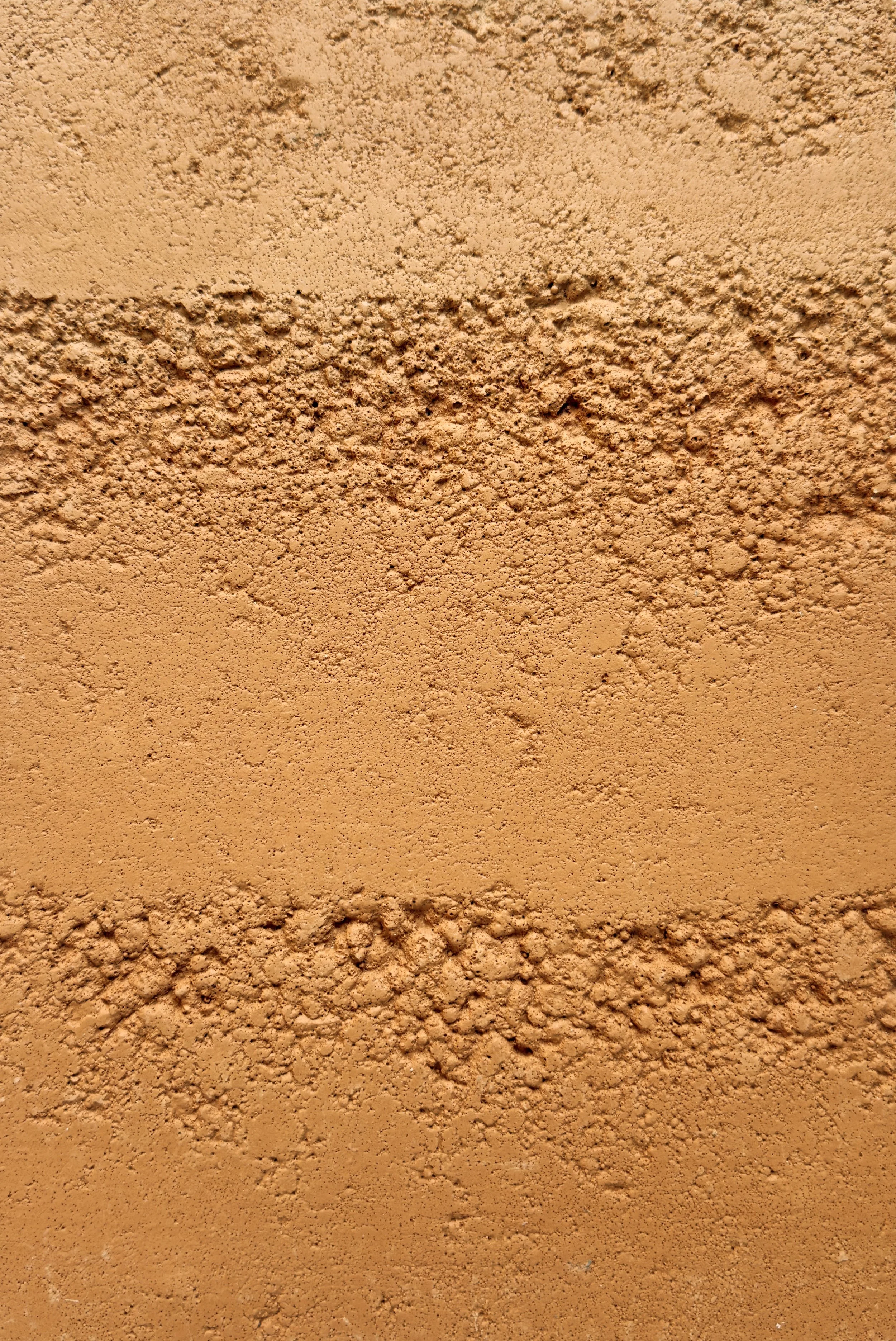 Superfície de parede de tinta acinzentada com manchas e texturas.