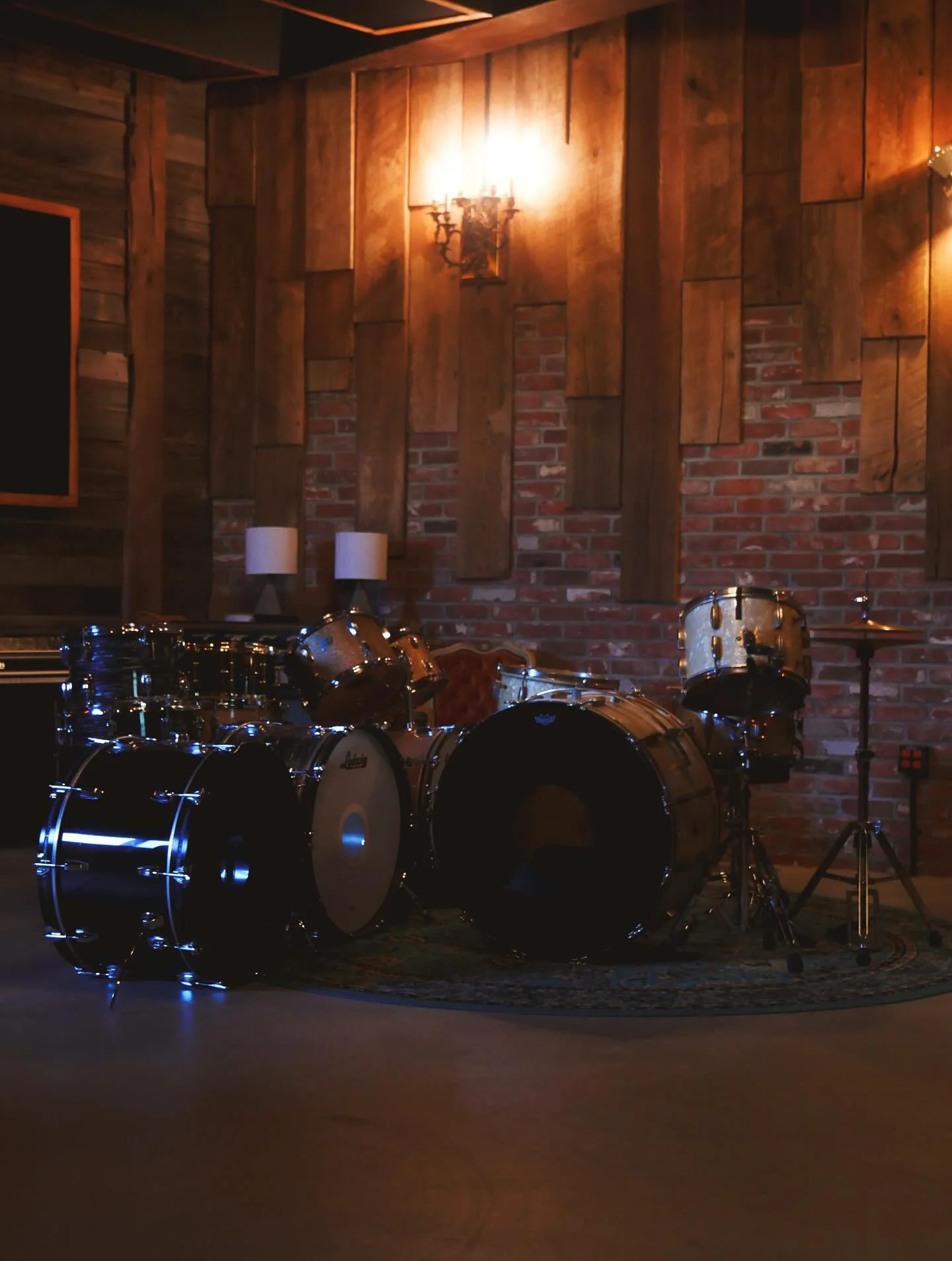 Searching for sounds first thing in the morning @nofunclub_wpg 

Vintage 3ply Ludwig&rsquo;s with an open tuning 
New 3ply Ludwig&rsquo;s tuned for a &ldquo;modern&rdquo; sound 
Vintage Radio Kings tuned for a vibe, old and weird

#drums #drummer #dr