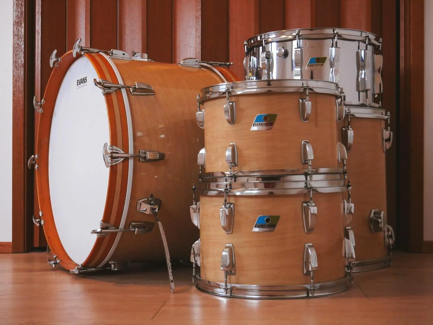 Ludwig 3ply kit came in for @malak.kane 

Notice the 12 lug coliseum chrome over maple snare 👀

All drums had their edges levelled, recut, sanded and sealed. The snare also got new snare beds. Cutting edges on chrome over wood drums is always a litt