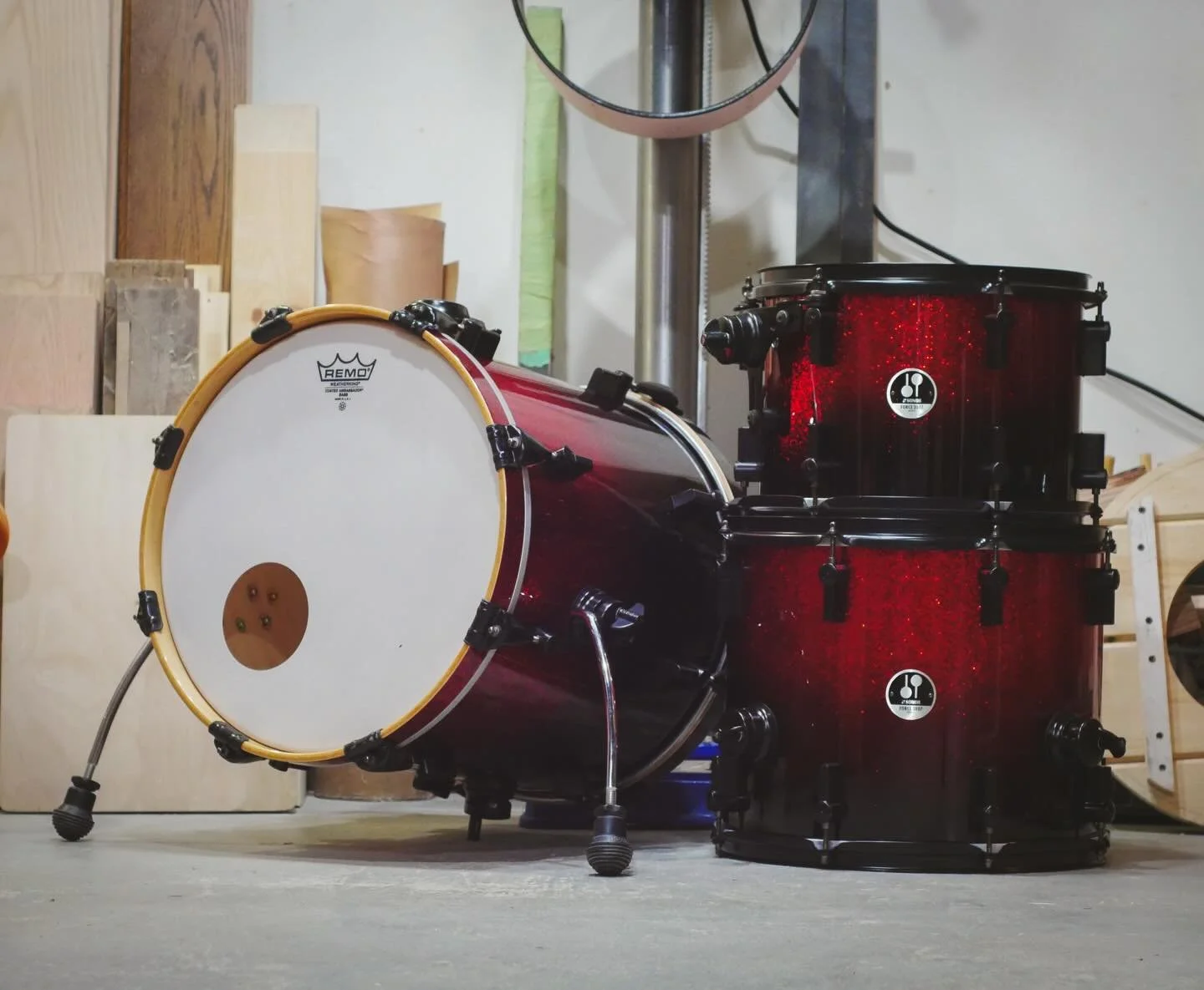 Lil Sonor jungle kit for @shelby.booth 

Classic sharp edges are now rounded to allow this kit to open up and have more of a tuning range. 

Fitted with @evansdrumheads G2 coated top and bottom on the toms and a UV coated EMAD on the kick. 

Trying t