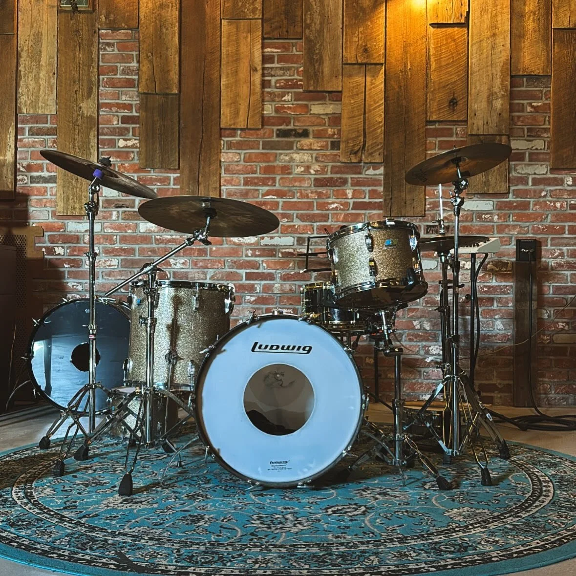 Turning wrenches on these Ludwigs @nofunclub_wpg 

Going for that big rock sound. Brought to you by your left-handed drum tech 🥁

#drums #vintageludwig #studiodrums #goodedgesmakeiteasy #bearingedgesmatter