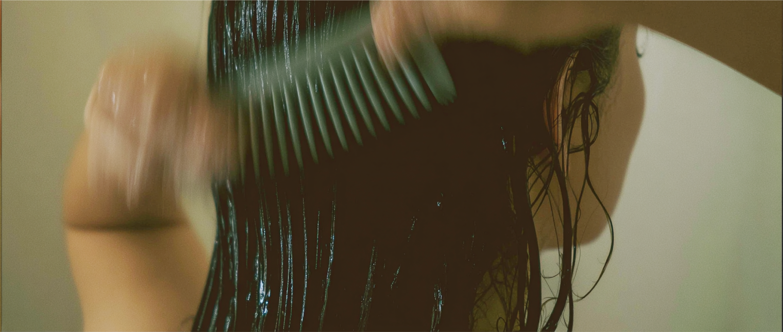 Guest enjoying a deep hydrating and cleansing hair treatment at AAN Hair Spa in Roma Norte–Condesa, Mexico City. Persona recibiendo un tratamiento capilar de hidratación profunda y limpieza en AAN Hair Spa, en Roma Norte–Condesa, Ciudad de México.