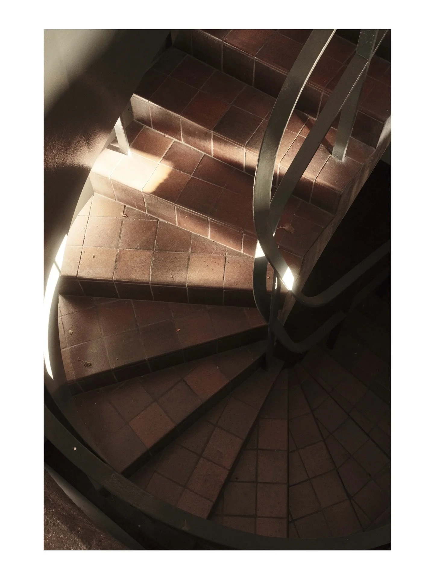 little mixed set as an Ode To Staircase - were stairs ever cased? why are they called so 🤔

Also experimenting with new crops (3:4) and border ratios!

Fujifilm X-T50 // XF 27mm F2.8
- 
#fujifilm #xt50 #fujifilmxt50 #sooc #xf27mmf28 #fuji #fujifeed 