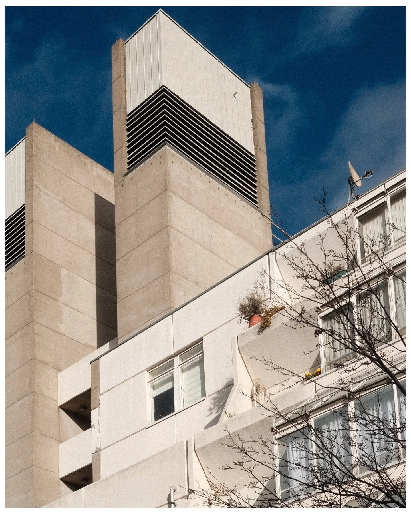 corners, facades, textures - all on cremachrome!

Fujifilm X-T50 // XF 27mm F2.8
- 
#fujifilm #xt50 #fujifilmxt50 #sooc #xf27mmf28 #fuji #fujifeed #fujixseries #fujilove #fujifilmxseries #fujix #fujicolor #fujixclub #fujifilmx #fujifilmphotography #f