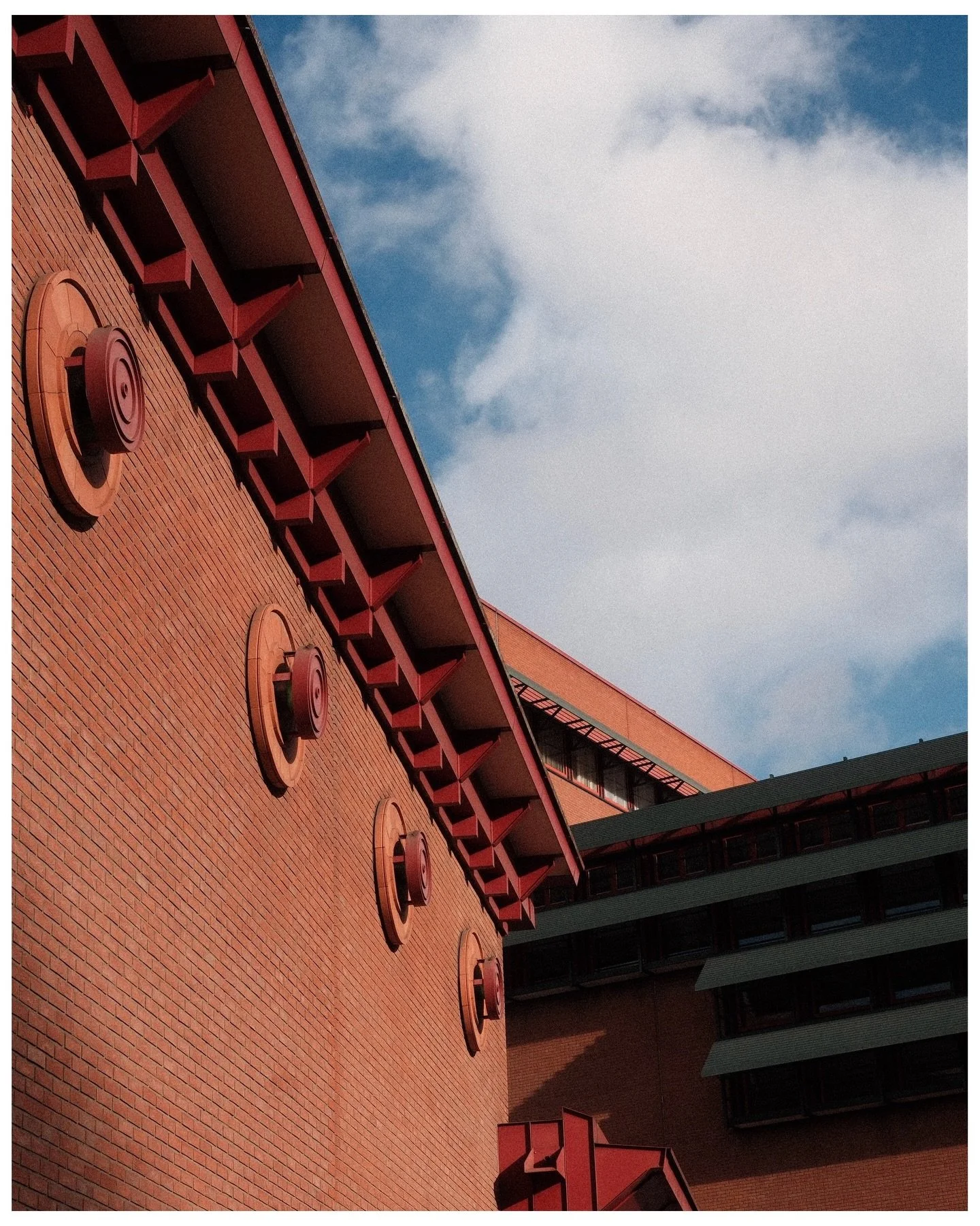 Some glowy reds at the British library 

Fujifilm X-T50 // XF 27mm F2.8
- 
#fujifilm #xt50 #fujifilmxt50 #sooc #xf27mmf28 #fuji #fujifeed #fujixseries #fujilove #fujilovegear #fujifilmxseries #fujix #fujicolor #fujixclub #fujifilmx #fujifilmphotograp